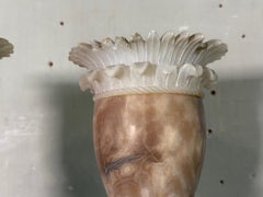 Ein Paar zweifarbige Alabastervasen, um 1900, mit fehlenden Teilen am Kragen