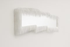 Specchio bianco grezzo con ritagli di pelle di capra pelosa di Atelier A&F
