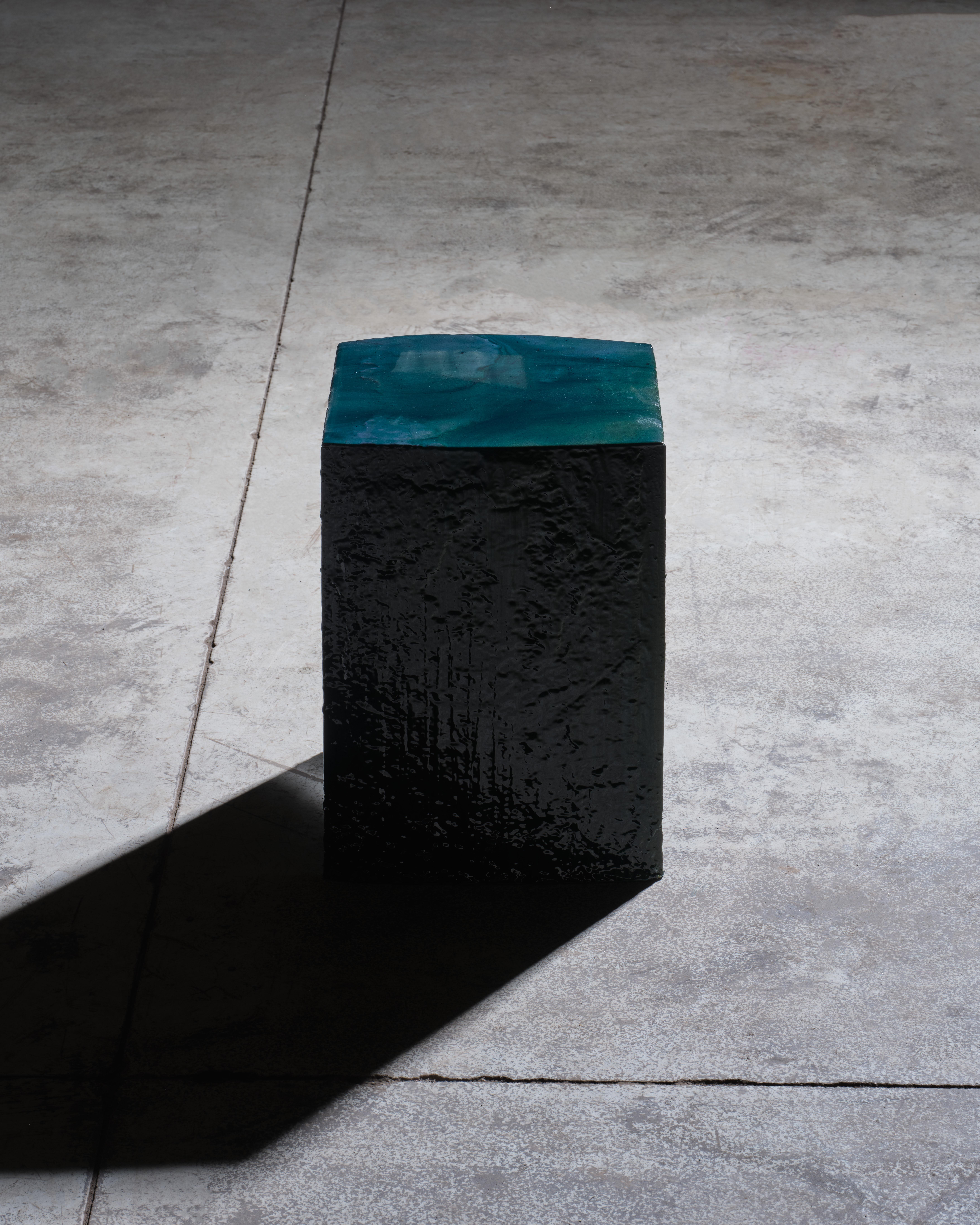 Sgabello metallico unico nel suo genere, in stile contemporaneo in vendita 8