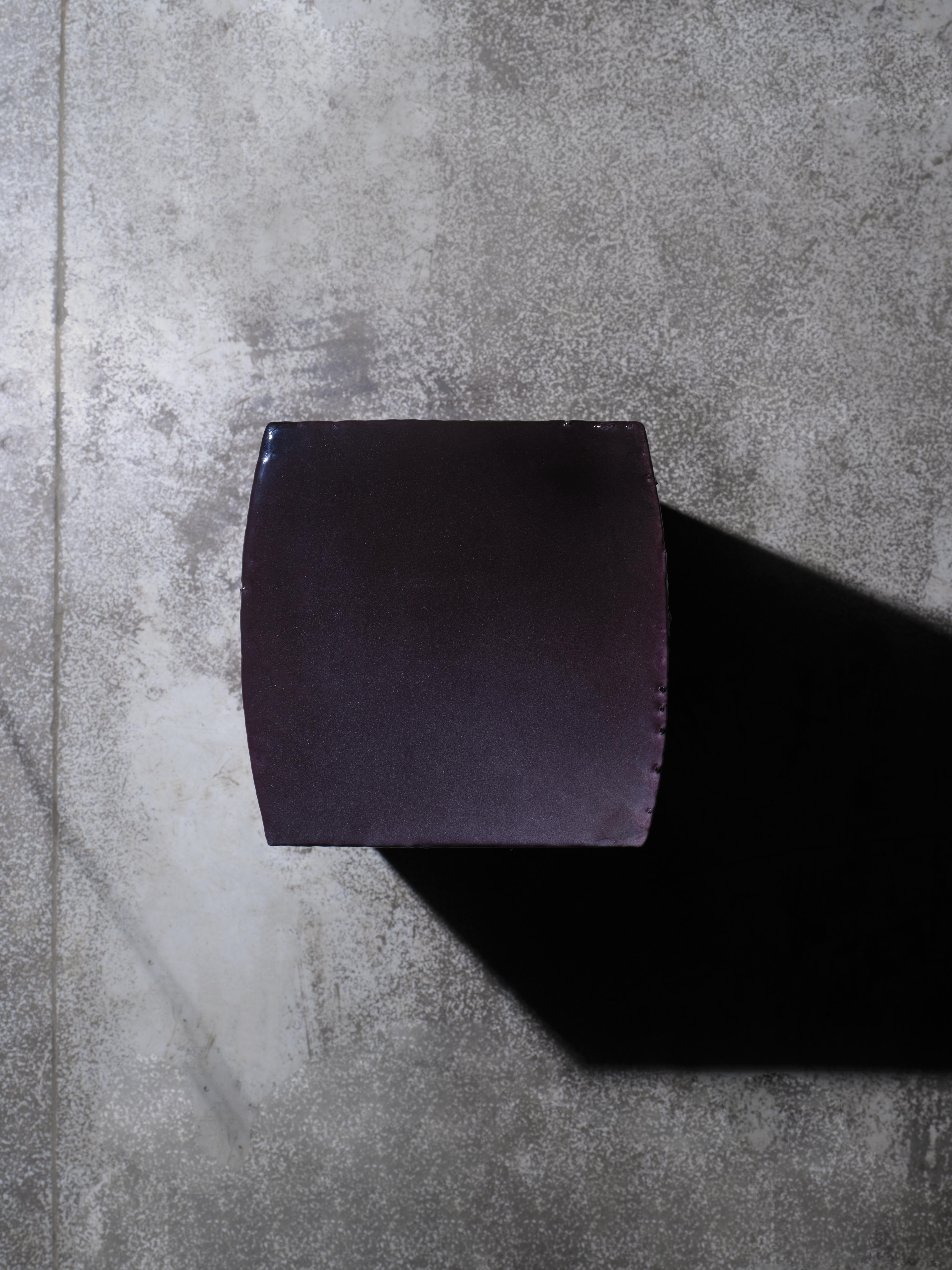 Fatto a mano Sgabello contemporaneo unico nel suo genere Russian Violet in vendita