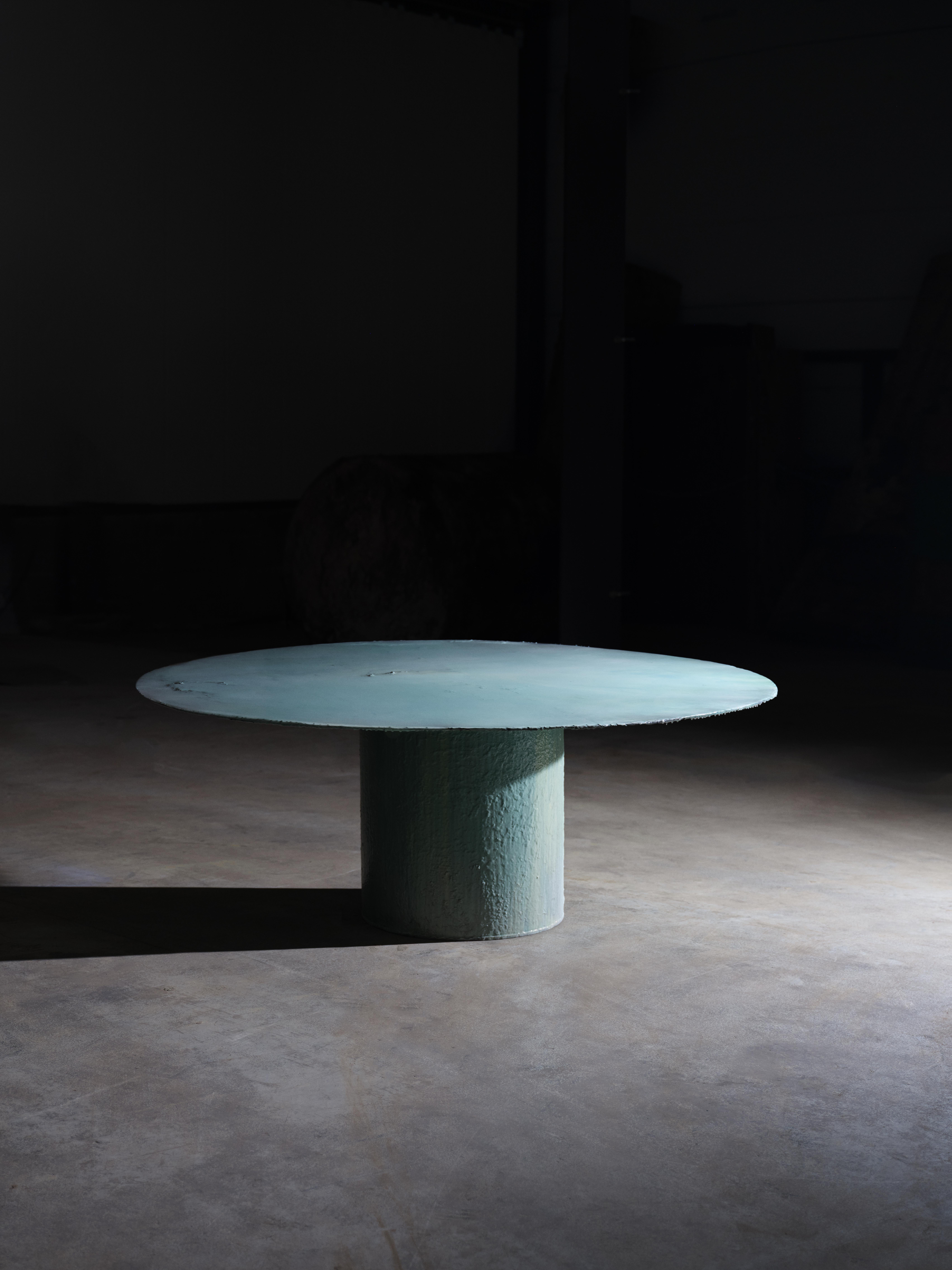 Acier Table contemporaine unique Pacific Mist Table en vente