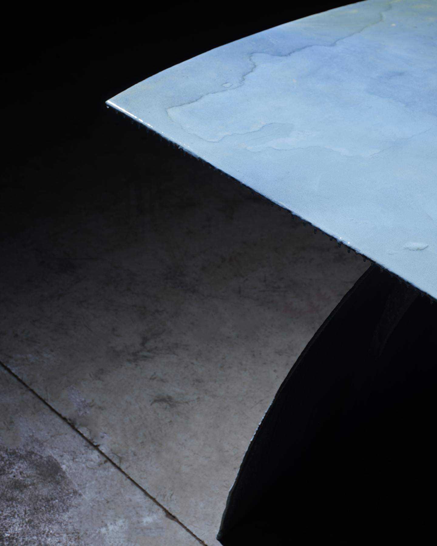 Fait main Table de salle à manger contemporaine unique en porcelaine Dawn en vente