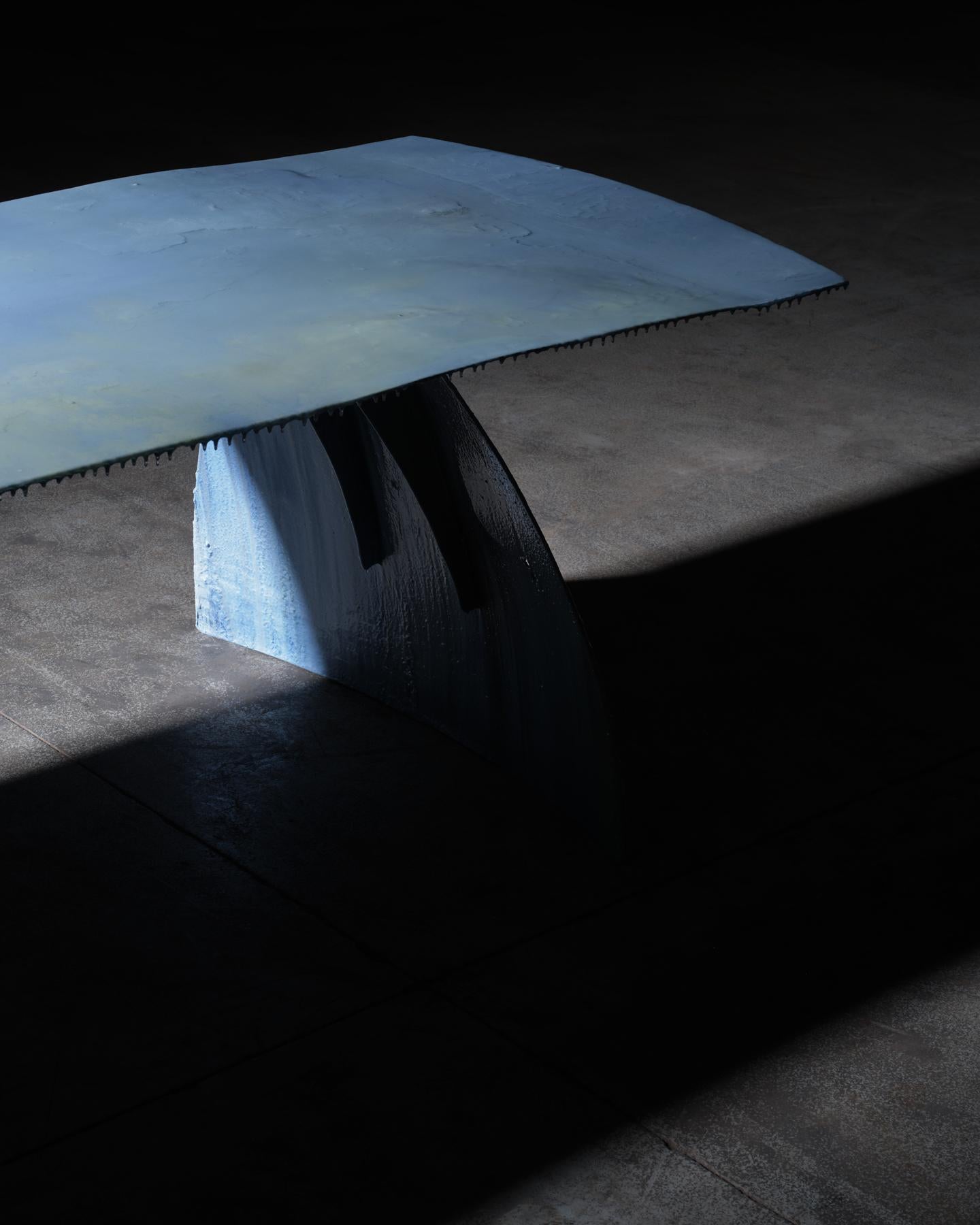 Acier Table de salle à manger contemporaine unique en porcelaine Dawn en vente