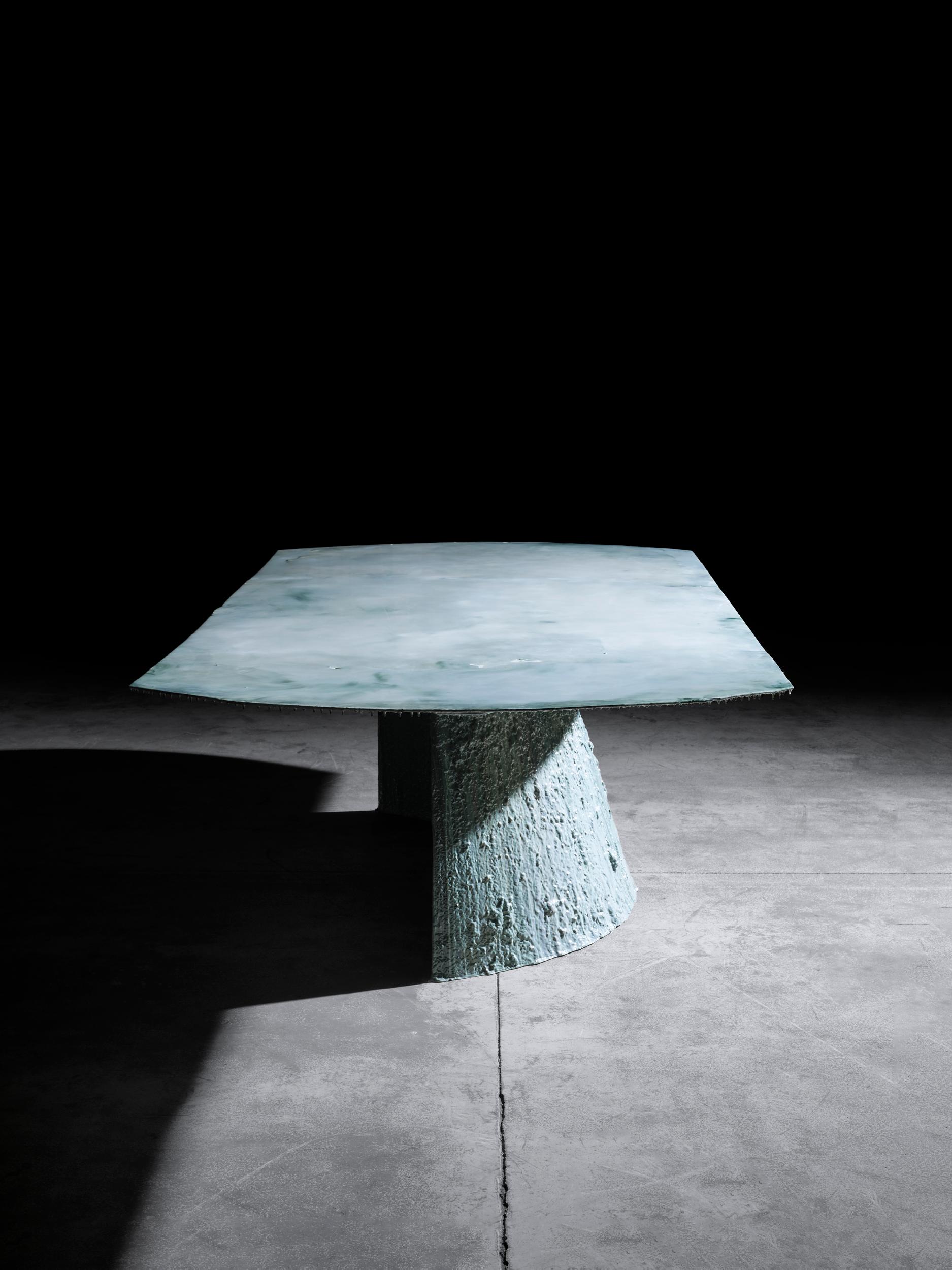 Acier Table de salle à manger contemporaine unique Virgil Grove en vente