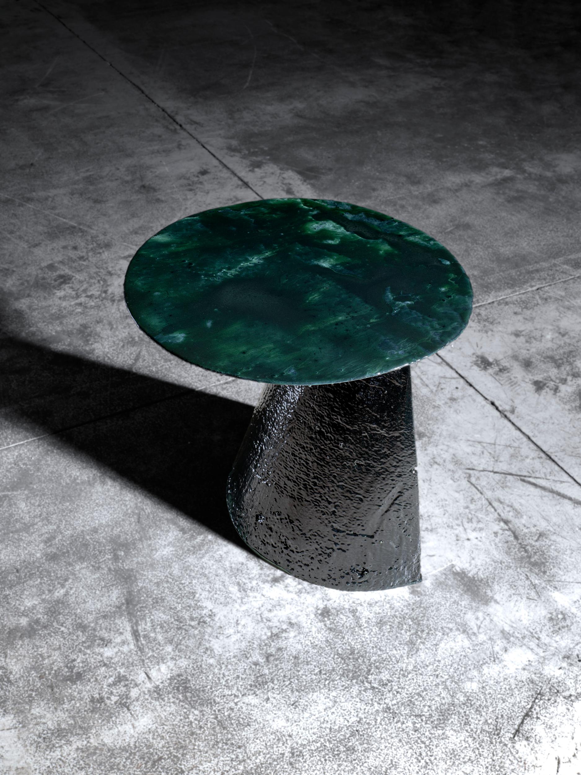 Table d'appoint contemporaine unique en son genre Moss Orbit en vente 2