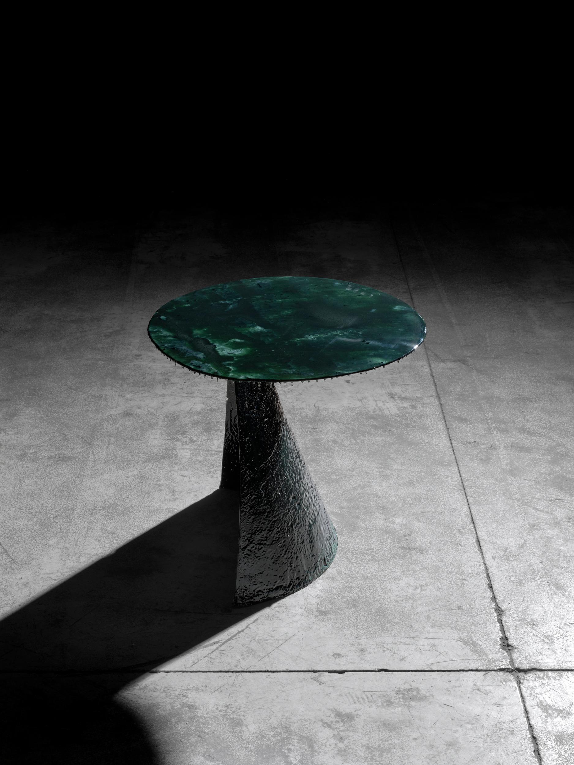 Fait main Table d'appoint contemporaine unique en son genre Moss Orbit en vente