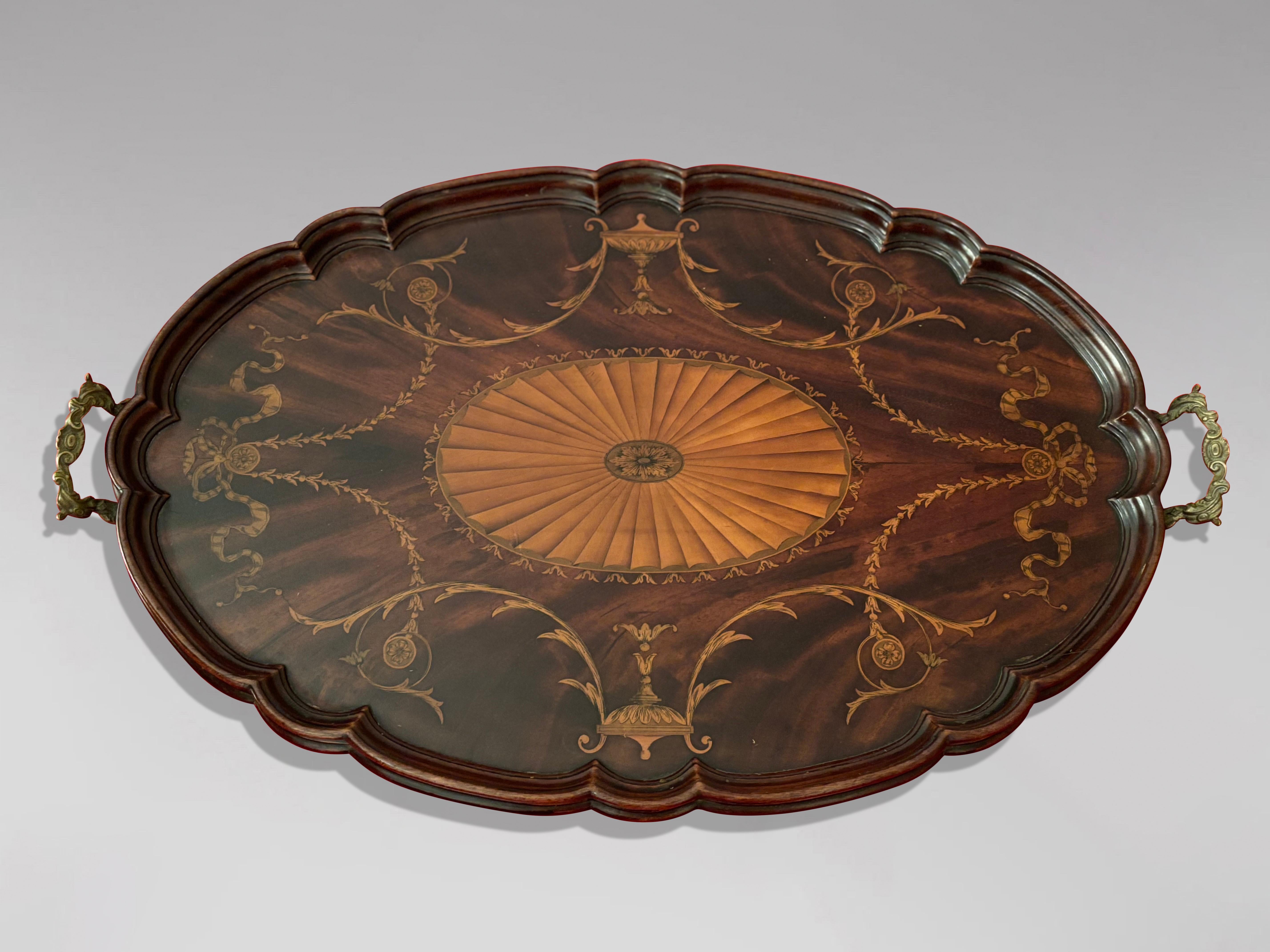 Feines Mahagoni-Tablett mit Intarsien aus dem frühen 20. Jahrhundert der Edwardianischen Periode in ovaler Form

Ein sehr elegantes Mahagoni-Tablett aus der Edwardianischen Zeit des frühen 20. Jahrhunderts, ein wahres Zeugnis für feine