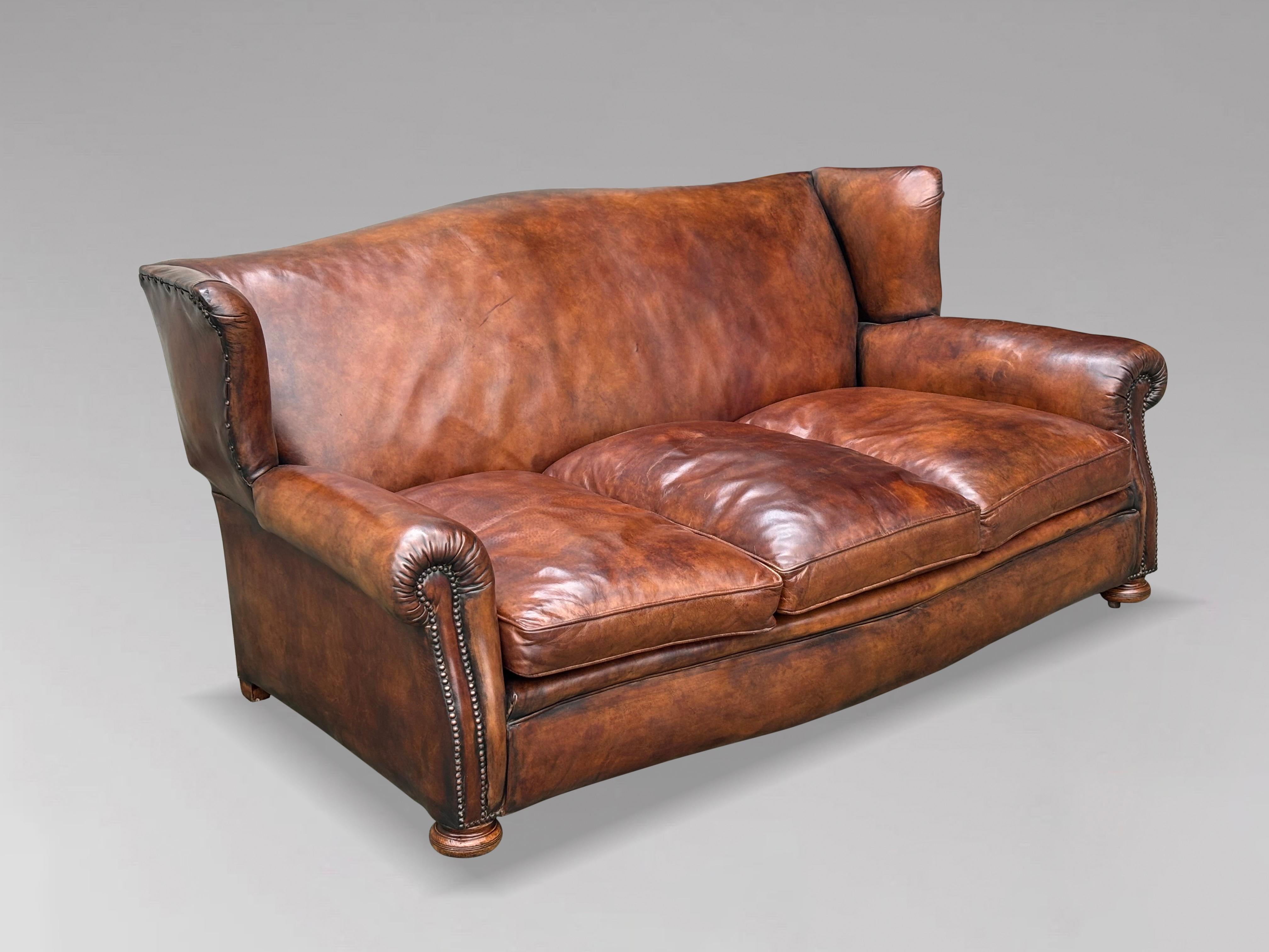 Sofá grande con respaldo de alas de cuero color tostado de la época victoriana del siglo XIX Victoriano en venta