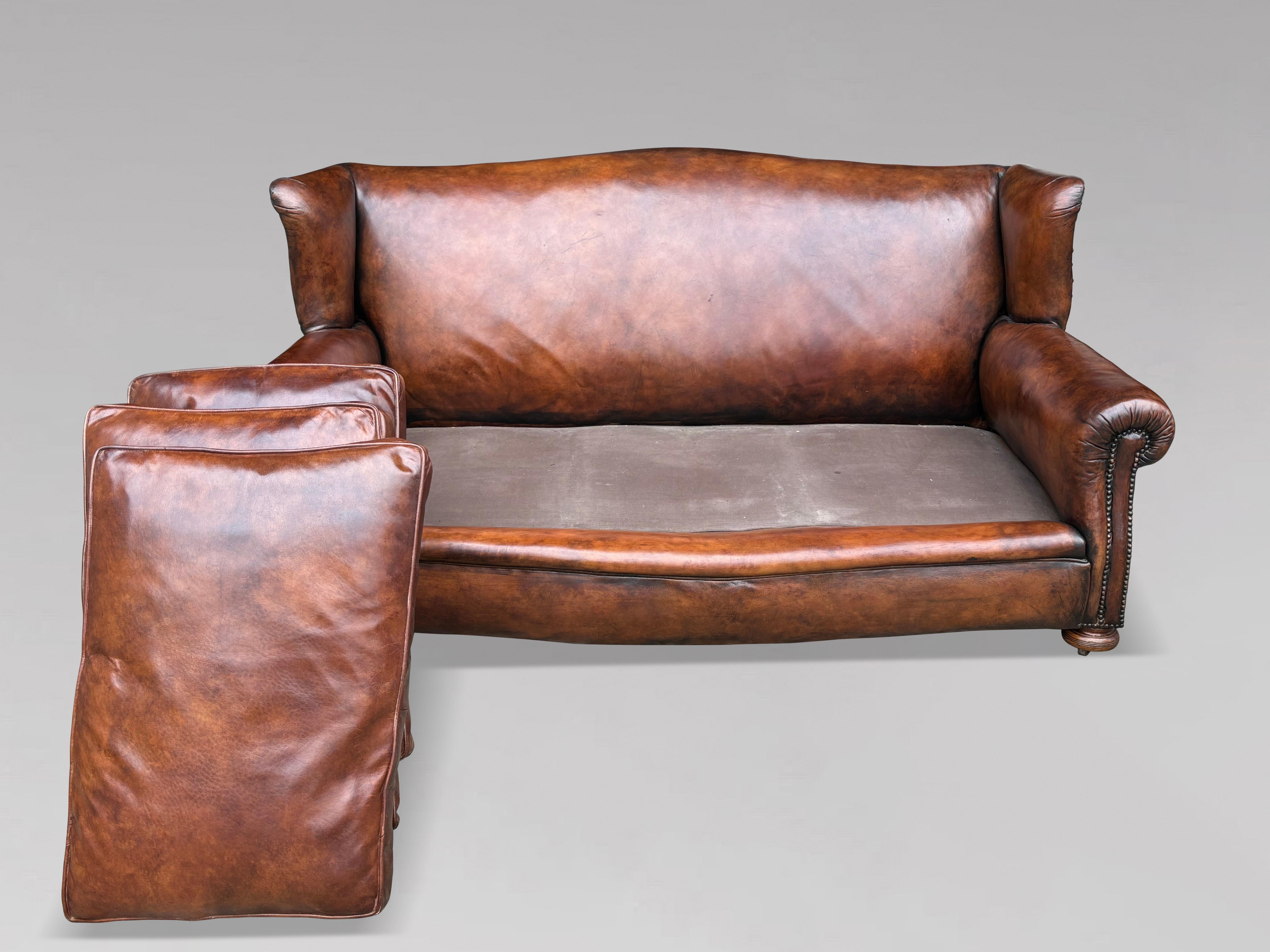 Sofá grande con respaldo de alas de cuero color tostado de la época victoriana del siglo XIX Cuero en venta