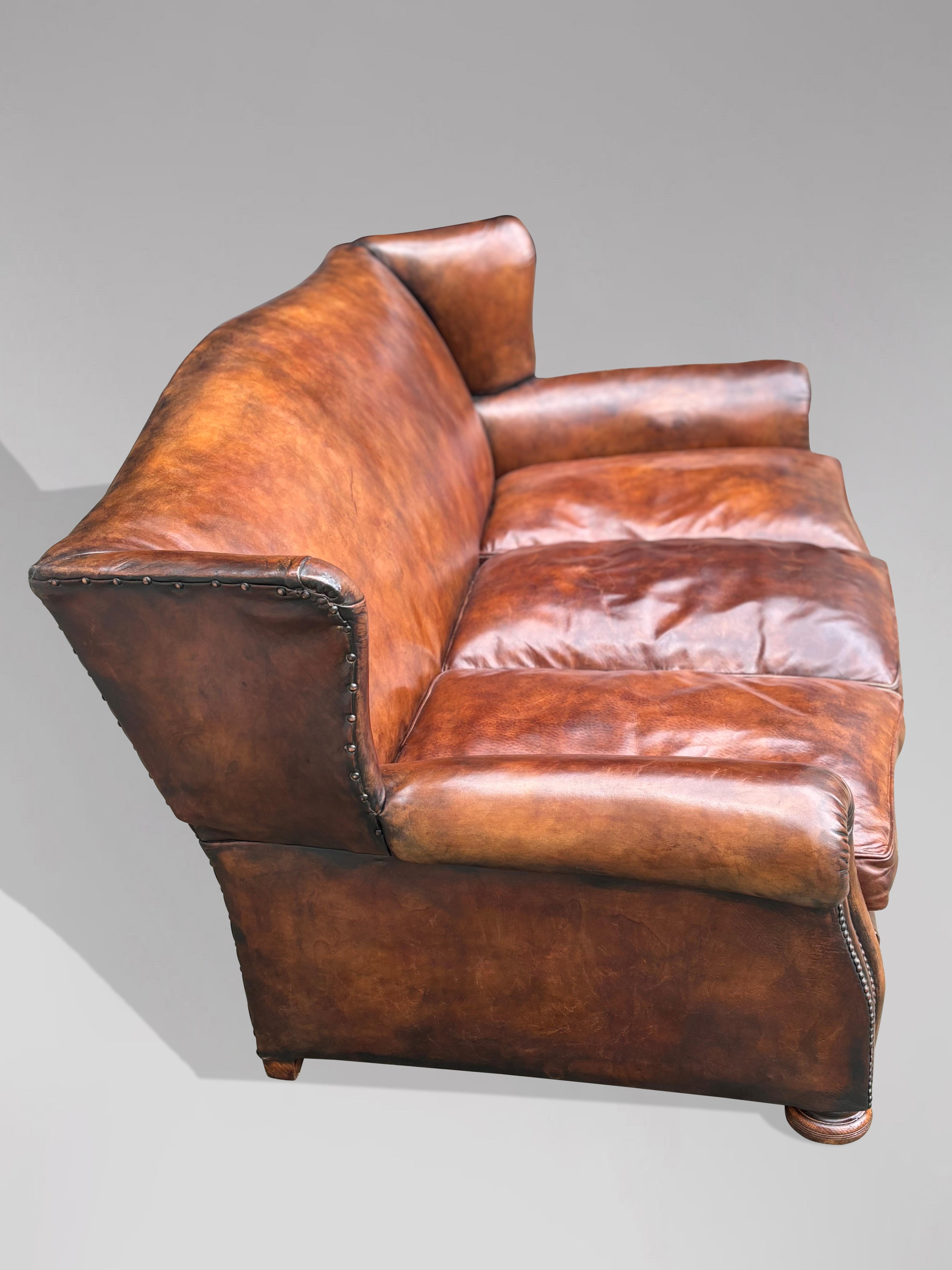 Sofá grande con respaldo de alas de cuero color tostado de la época victoriana del siglo XIX en venta 7