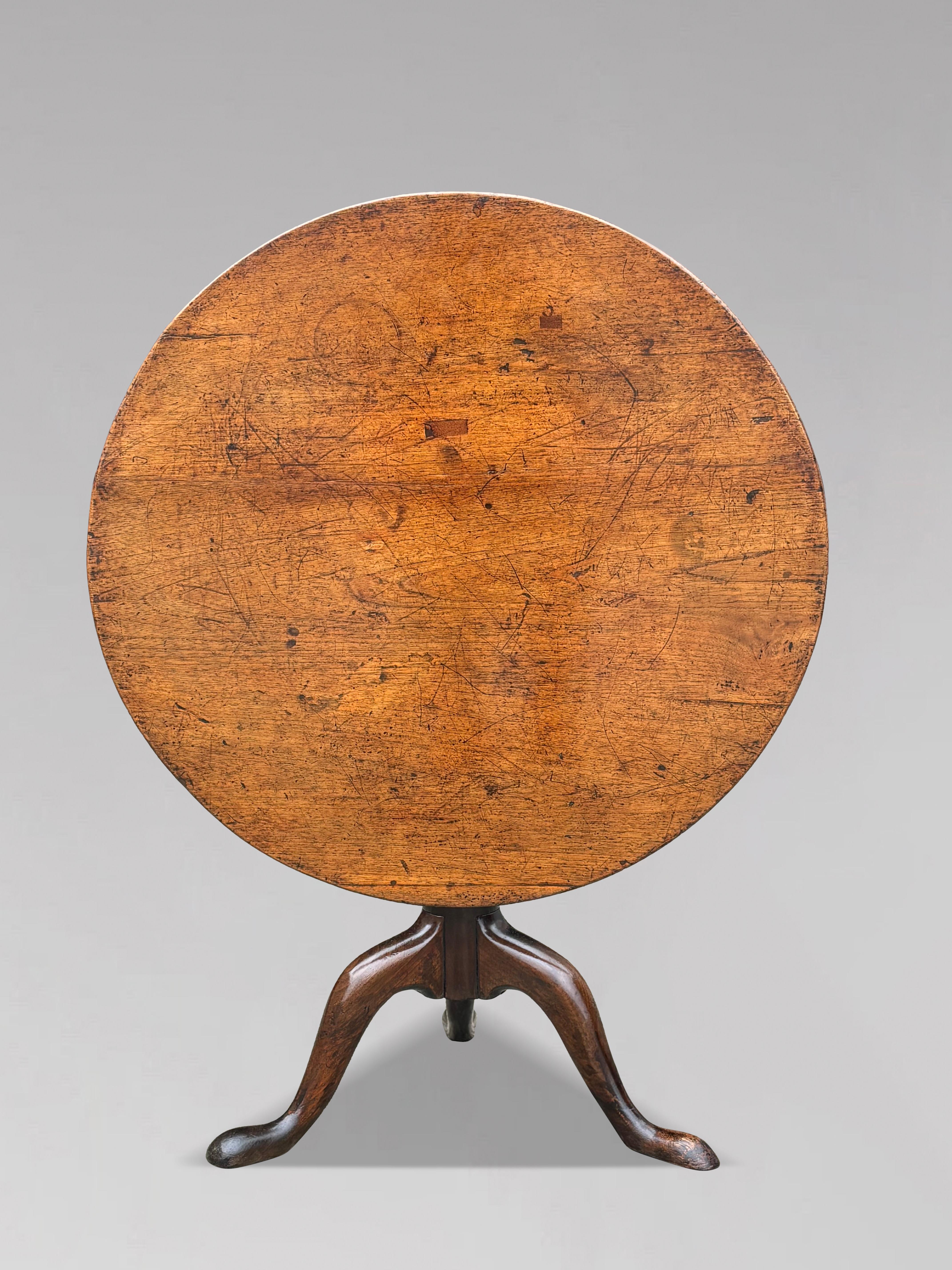 Fina Mesa Trípode de Caoba de la Época de Jorge III del Siglo XVIII

Preciosa mesa trípode de caoba de finales del siglo XVIII, época de Jorge III. Presenta una sola pieza de caoba maciza bien tallada para la parte superior circular inclinada, sobre