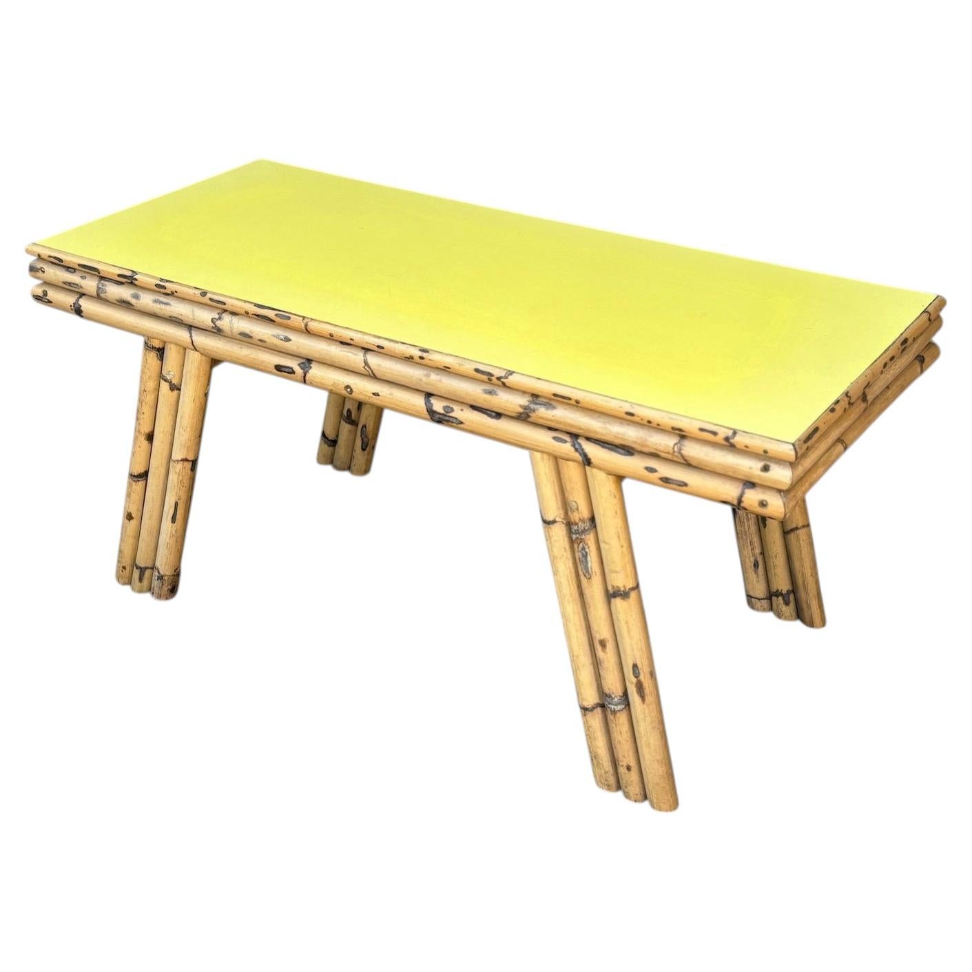 Mesa de centro de los años 70 con tablero de bambú y Formica en venta