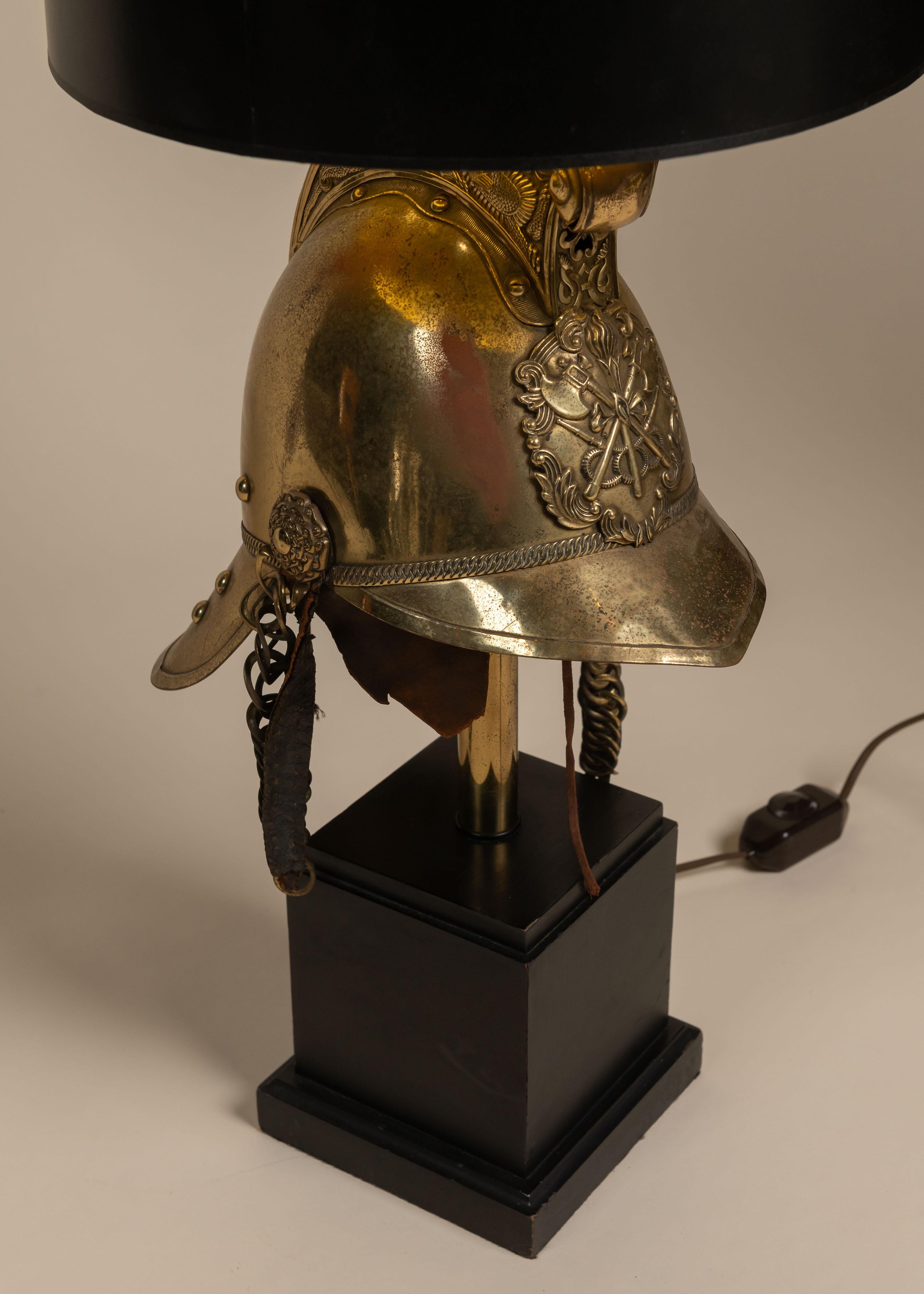 Lámpara de casco de la Brigada de Bomberos Británica en latón sobre madera, Inglaterra siglo XX en venta