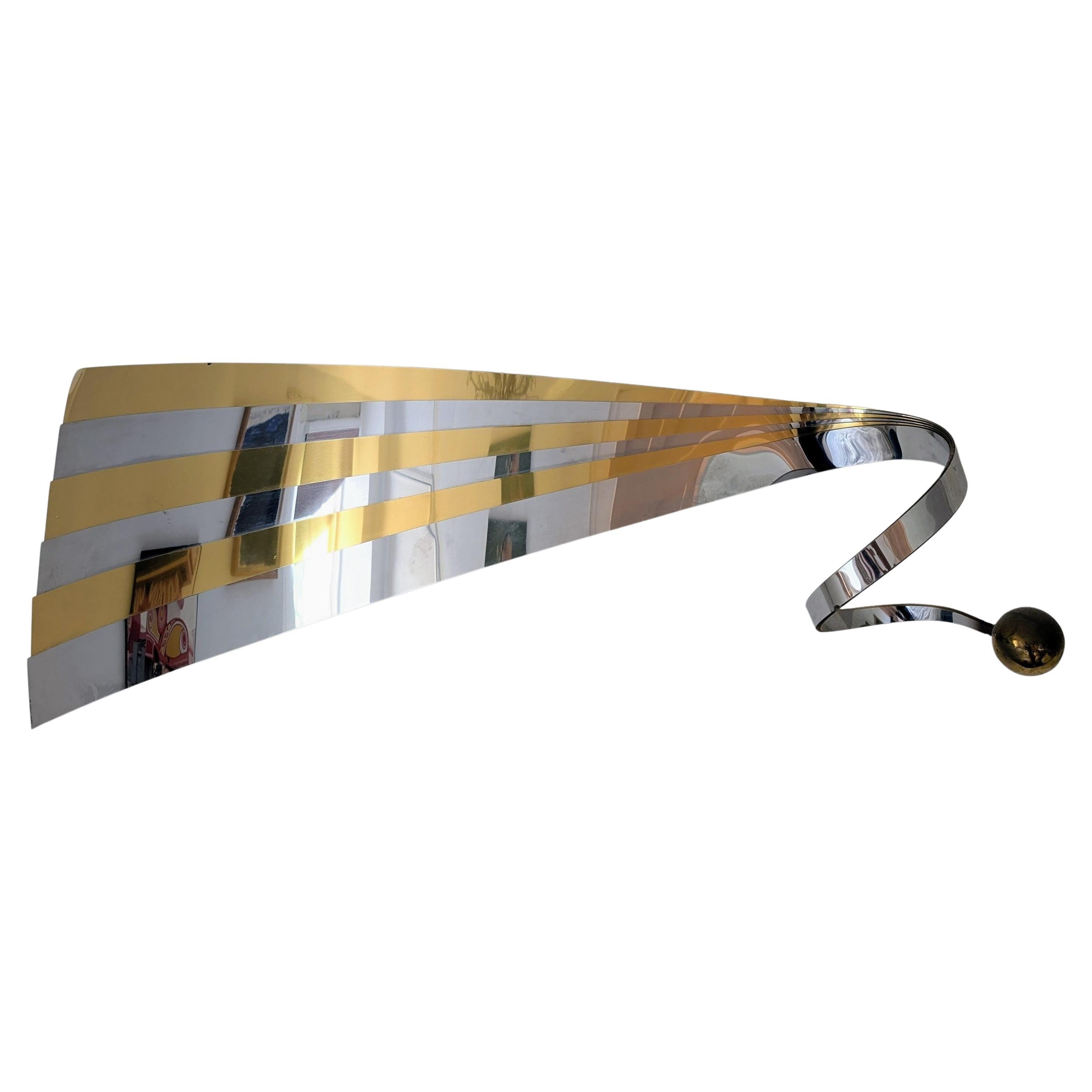 Rara scultura da parete postmoderna anni
80 in oro e cromo di Curtis Jere, USA