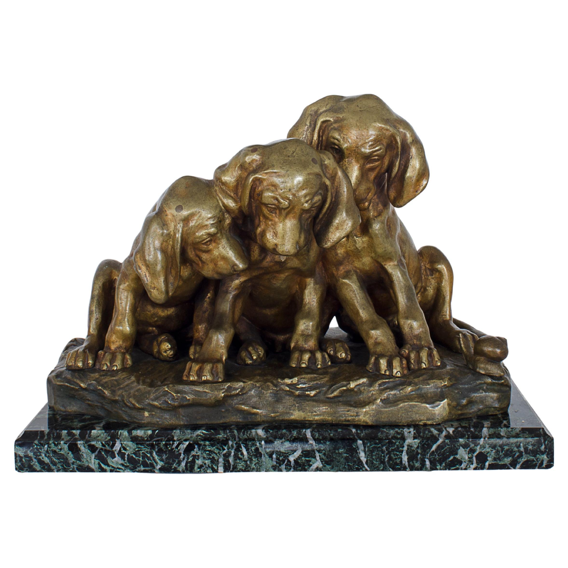 Scultura "Trois Chiots" di Georg Vacossin in vendita