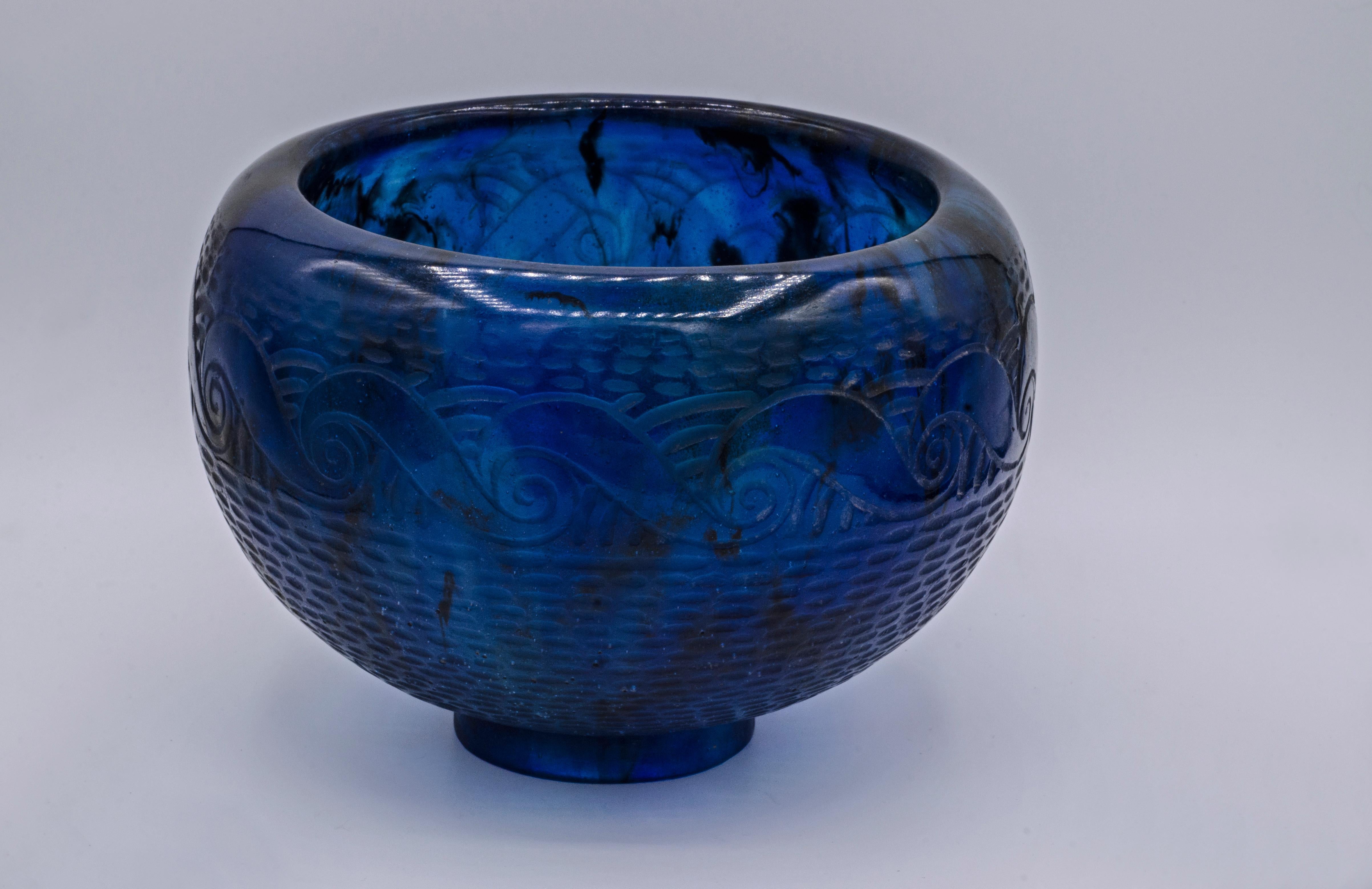 Bol à pâtes en verre, réalisé par François Emile Décorchemont (1880-1971). Signé DECORCHEMONT .

France, CIRCA 1920.