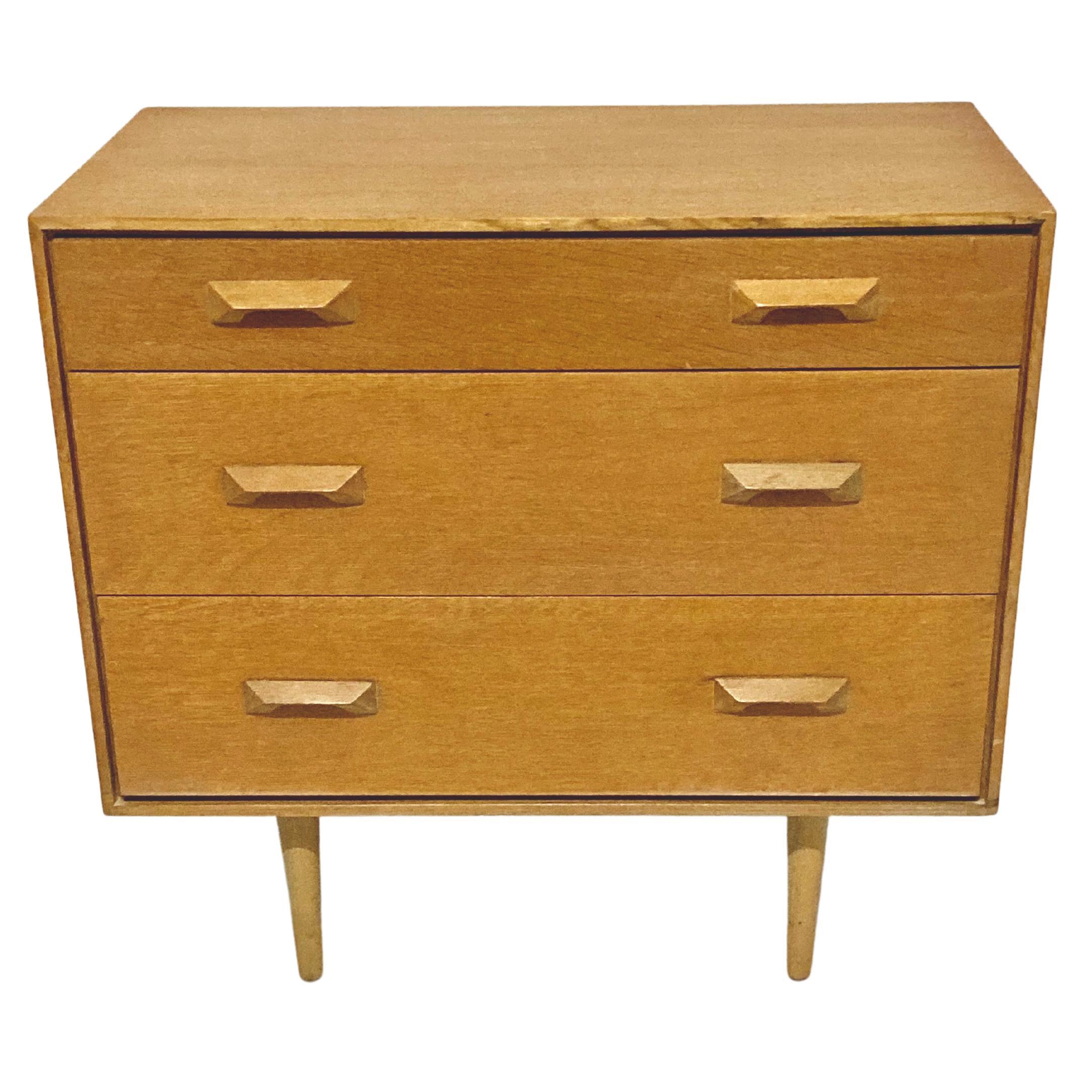 A 1960s stag three drawer Concord range chest of drawers designed John & Sylvia Reid. In light oak finish and on tapering legs.

Legs unscrew for ease of storage and transport. 

Bears metal Stag label inside a drawer. 

John and Sylvia Reid