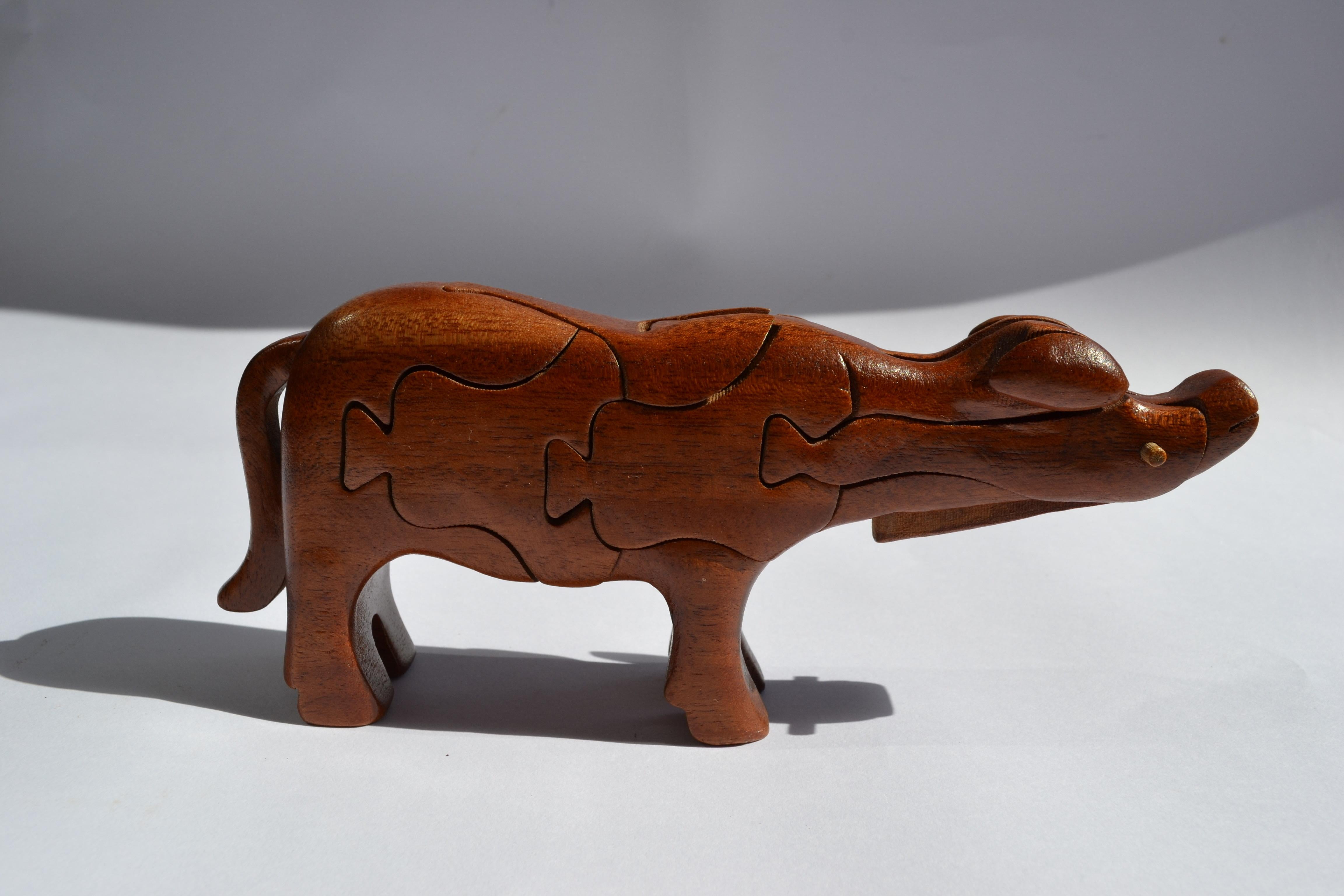 Beninese Un puzzle africano in legno massiccio a forma di mucca in vendita