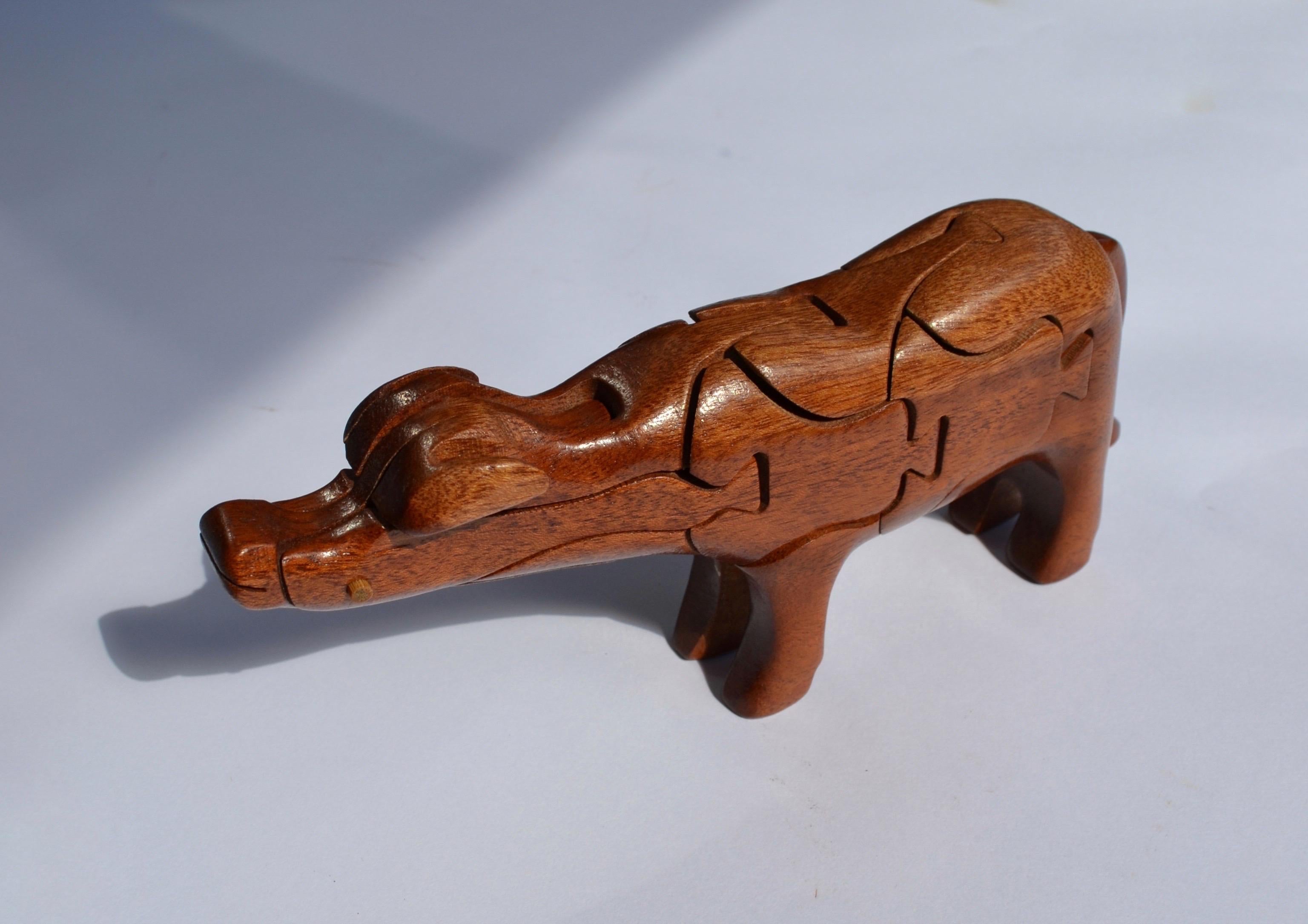 Un puzzle africano in legno massiccio a forma di mucca In condizioni discrete in vendita a SOTTEVILLE-LÈS-ROUEN, FR