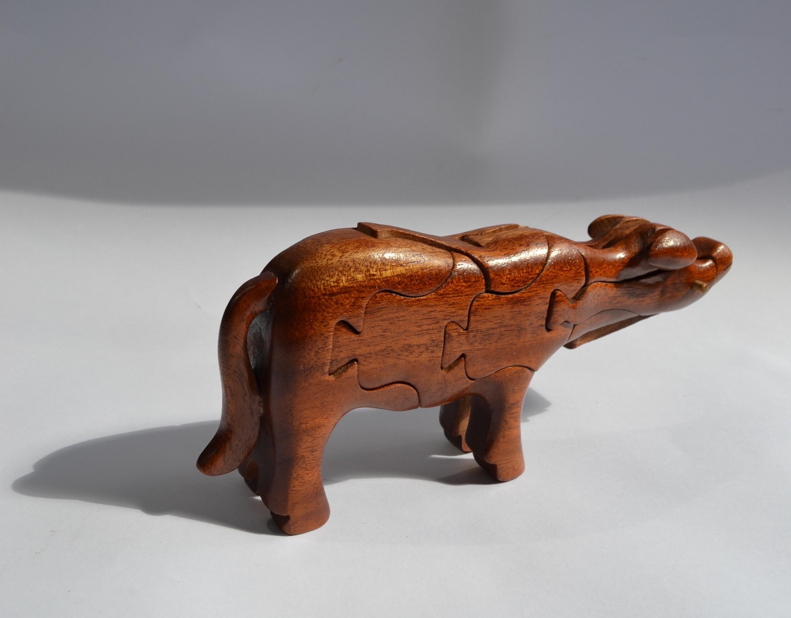 XX secolo Un puzzle africano in legno massiccio a forma di mucca in vendita