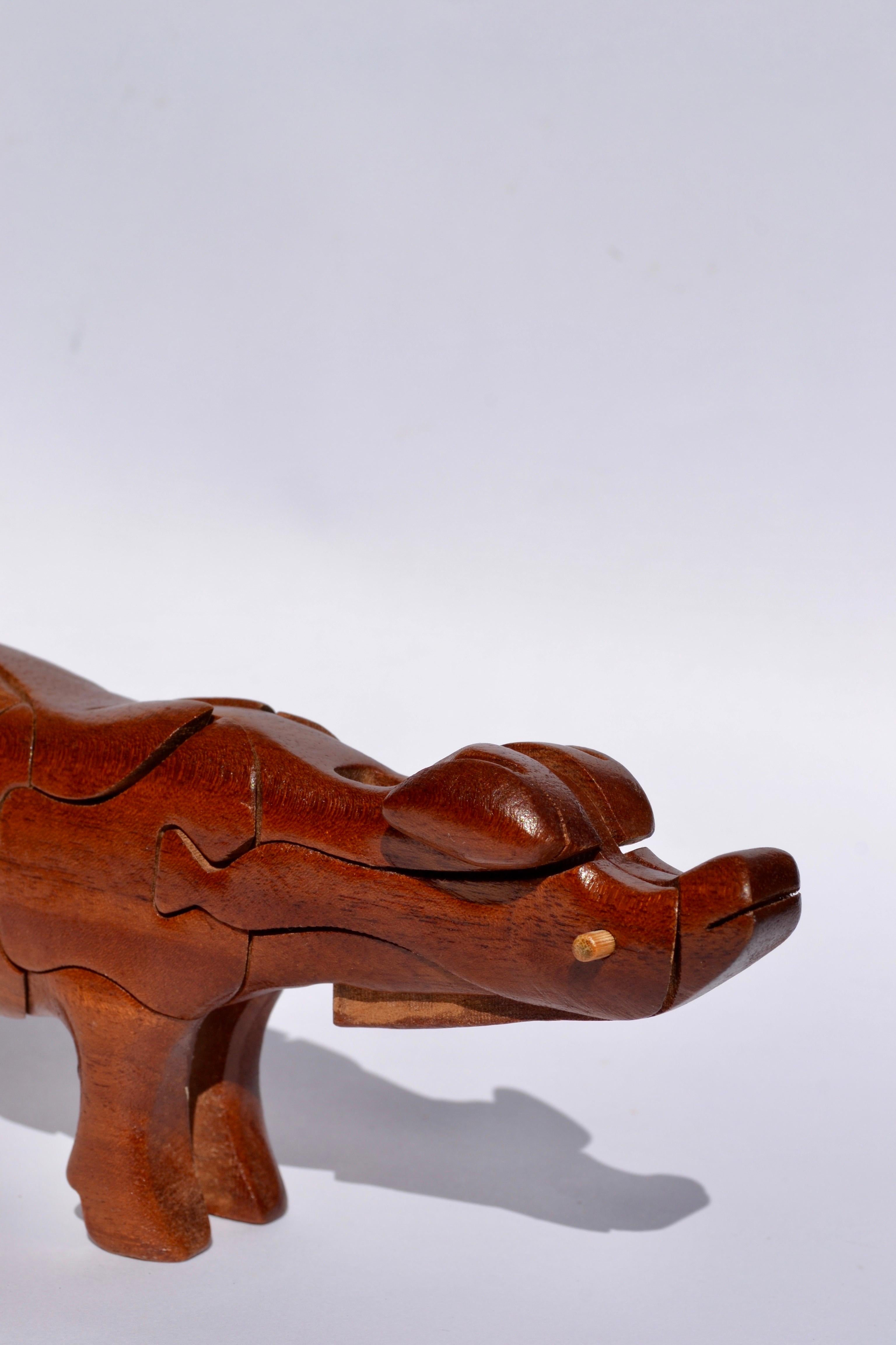 Un puzzle africano in legno massiccio a forma di mucca in vendita 1
