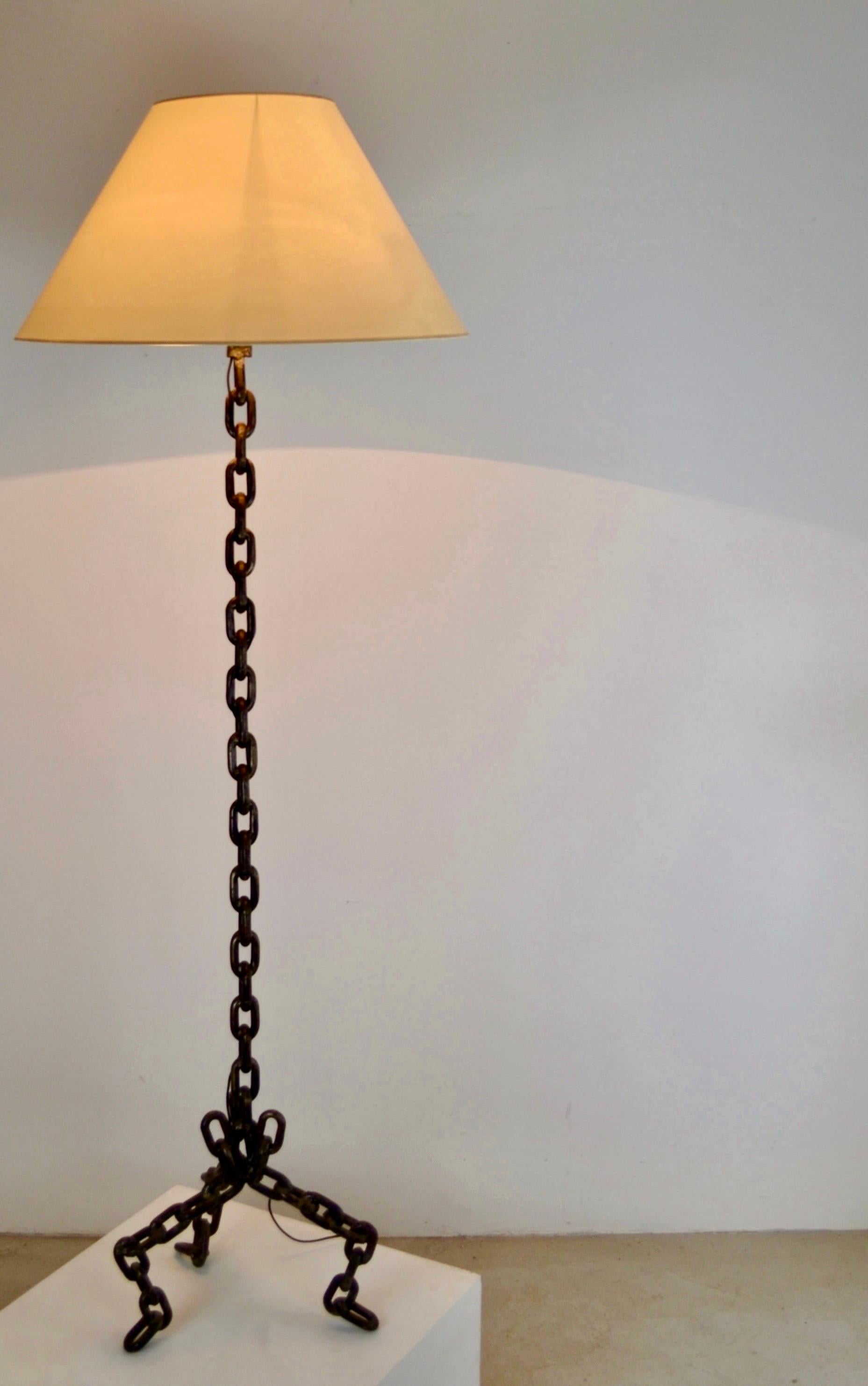 A metal chain floorlamp - France - 1950s In Good Condition For Sale In SOTTEVILLE-LÈS-ROUEN, FR