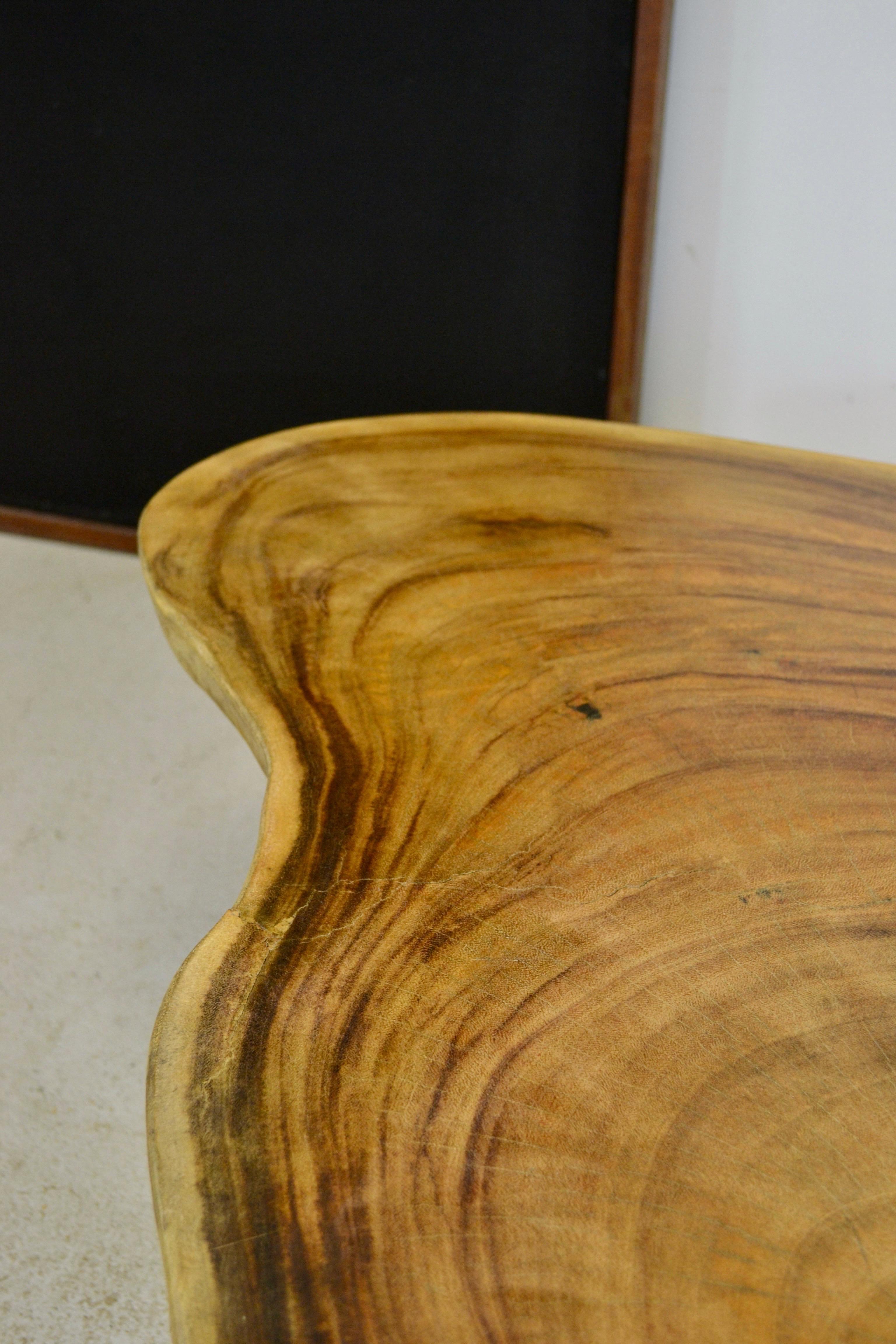 Ein Couchtisch aus acacia-Holz im Vintage-Stil – Frankreich – 1970er Jahre (Französisch) im Angebot
