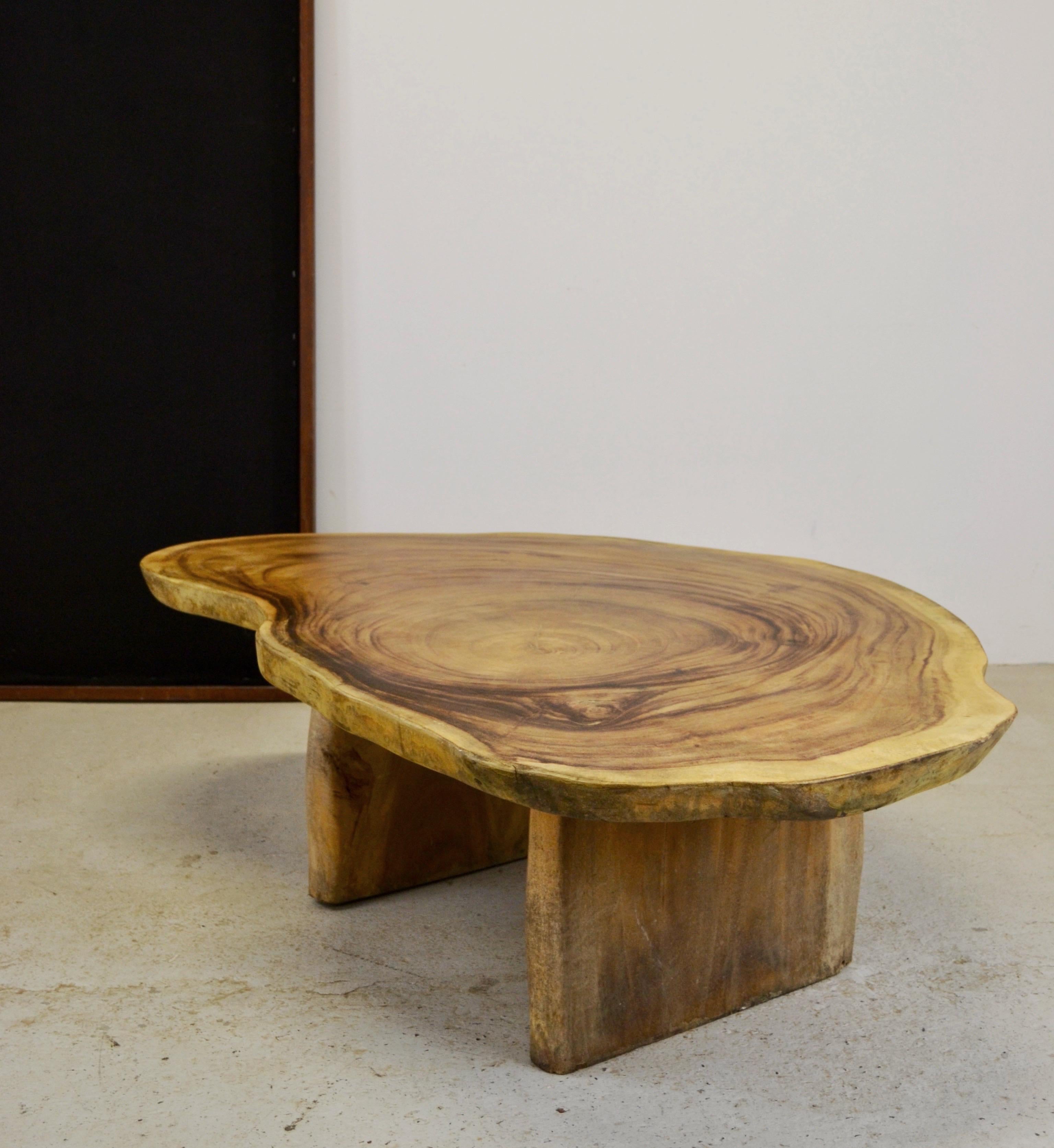 Ein Couchtisch aus acacia-Holz im Vintage-Stil – Frankreich – 1970er Jahre (Ende des 20. Jahrhunderts) im Angebot