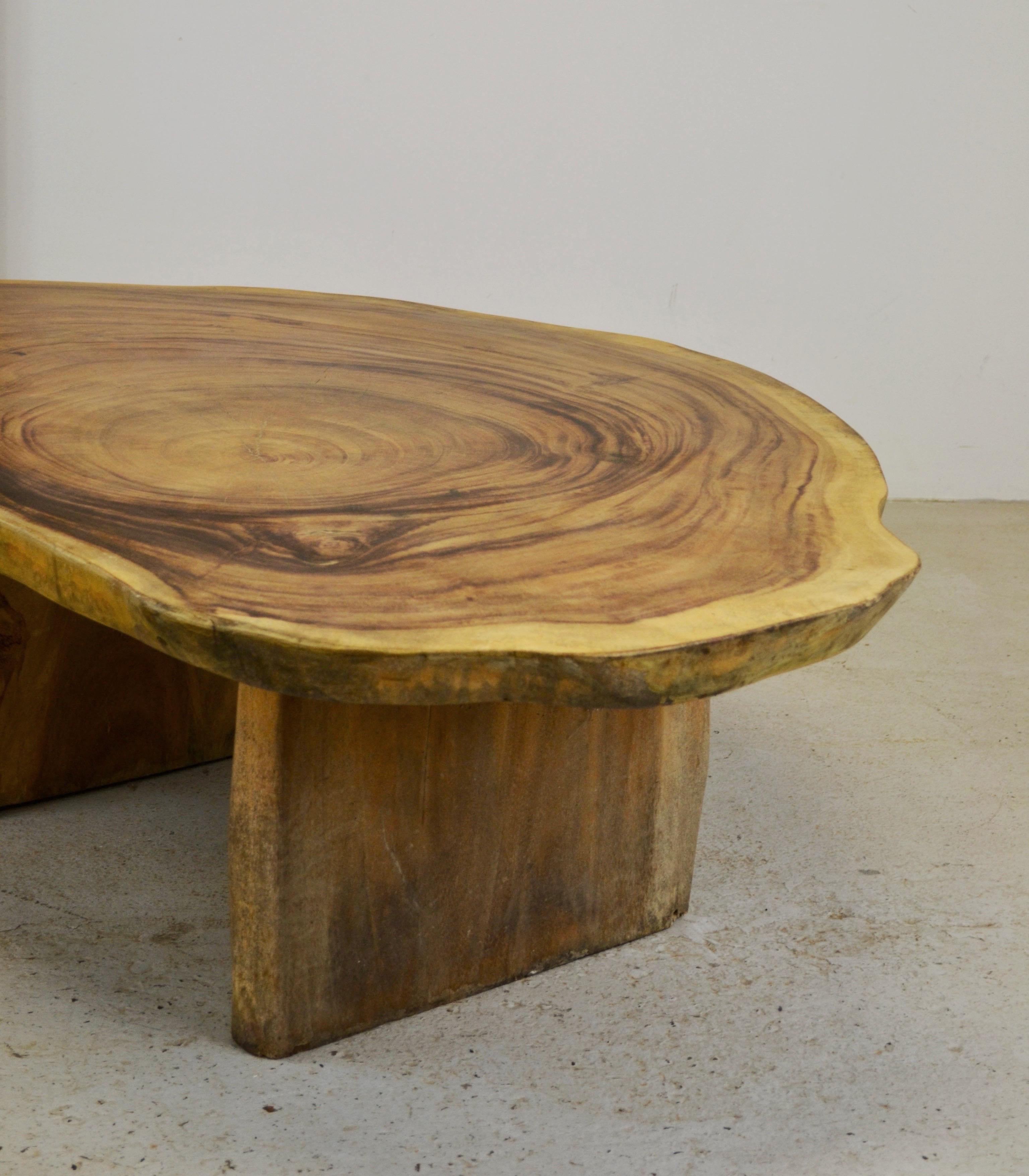 Ein Couchtisch aus acacia-Holz im Vintage-Stil – Frankreich – 1970er Jahre im Angebot 1