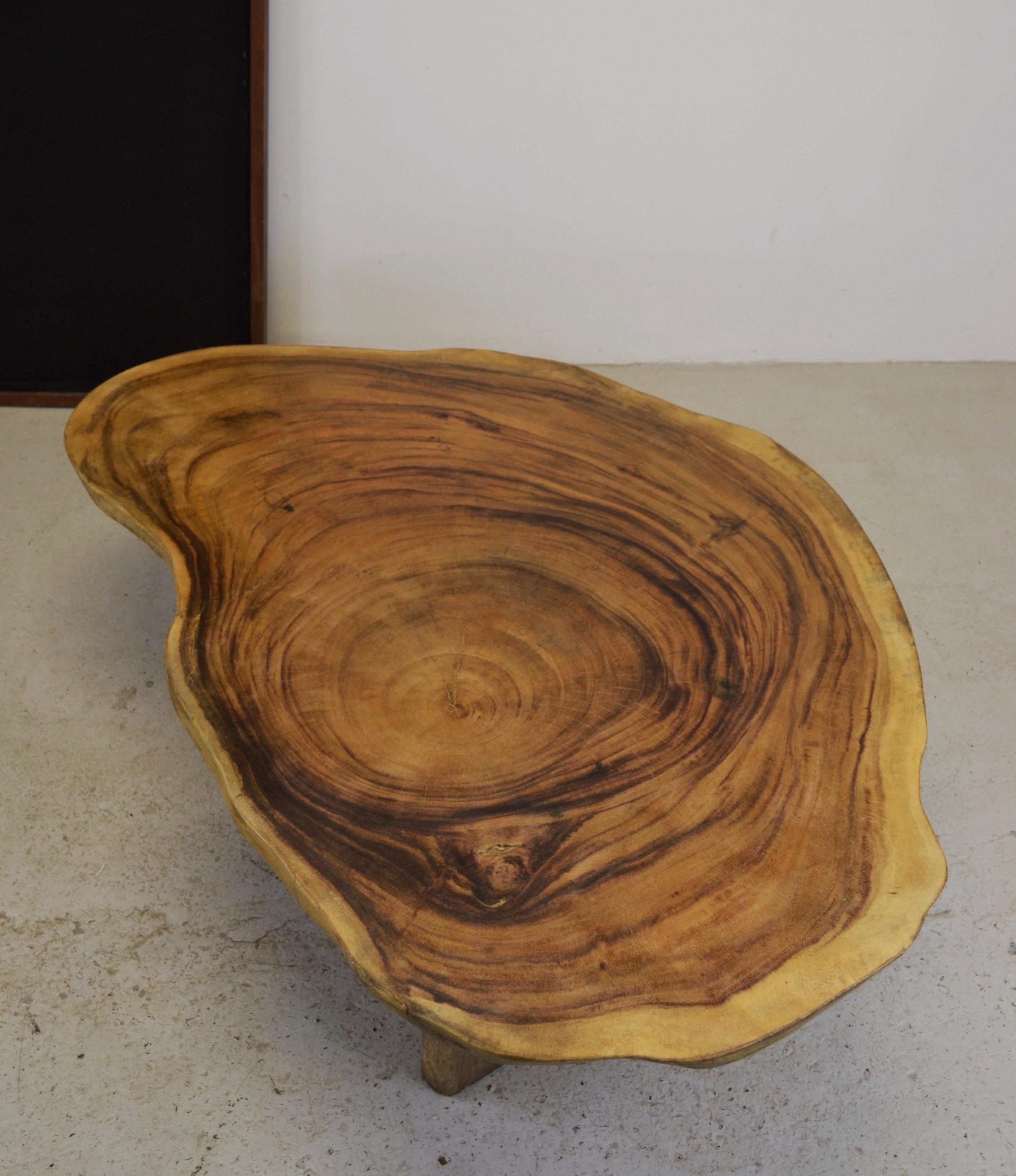 Ein Couchtisch aus acacia-Holz im Vintage-Stil – Frankreich – 1970er Jahre im Angebot 2