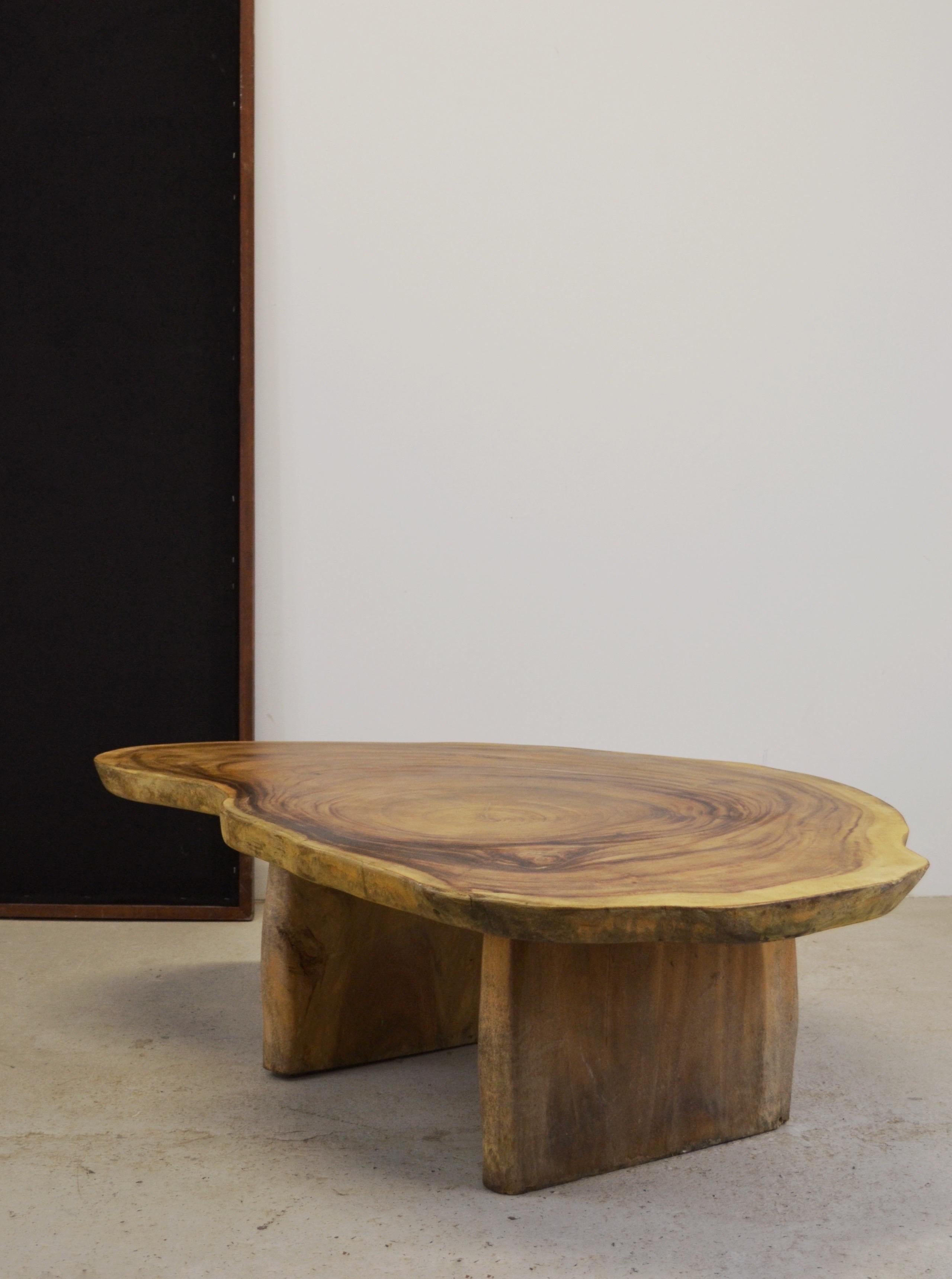 Ein Couchtisch aus acacia-Holz im Vintage-Stil – Frankreich – 1970er Jahre im Zustand „Gut“ im Angebot in SOTTEVILLE-LÈS-ROUEN, FR