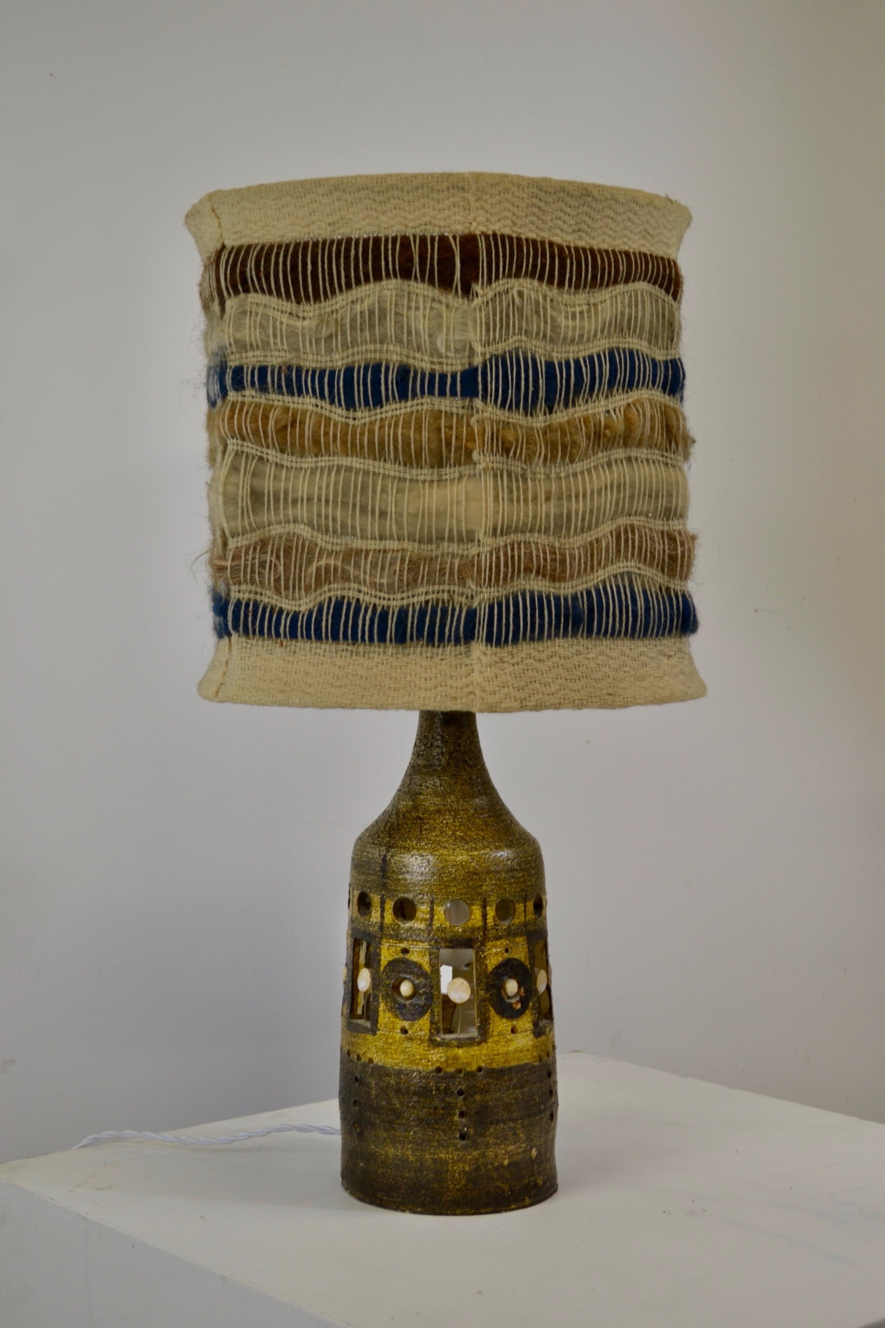 Lampe de table française de Georges Pelletier, base en céramique et abat-jour en laine - 1970 en vente 4