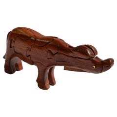 Ein afrikanisches Puzzle aus Massivholz in Form einer Kuh