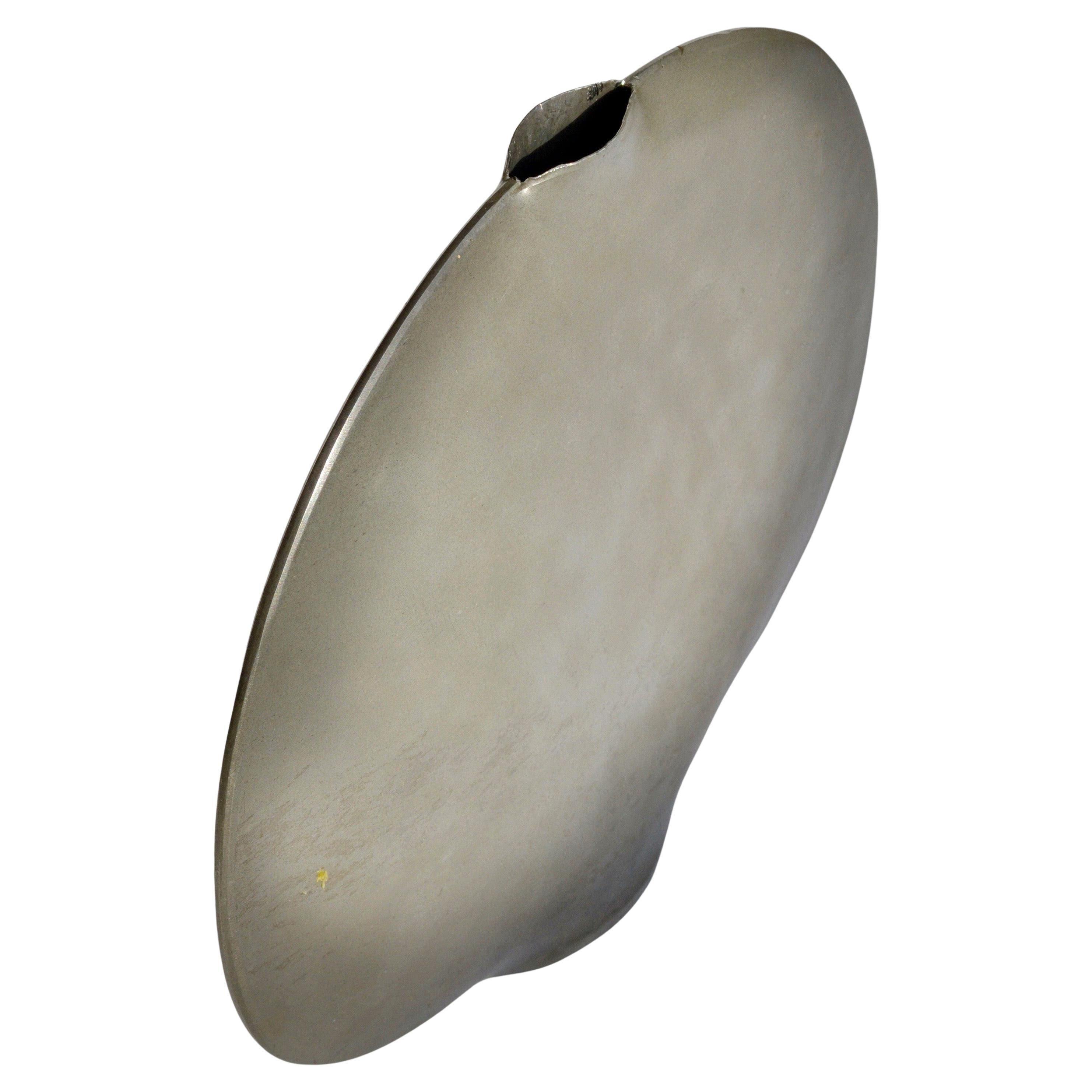 Vaso a forma di lente in peltro - Dinanderie francese, anni '70 in vendita