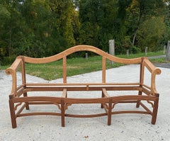 Structure de canapé inachevée de style Chippendale, en acajou et érable. En stock