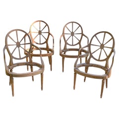 Lot de quatre structures de fauteuils à dossier en roue en érable non finies, montées sur des pieds tournés effilés.