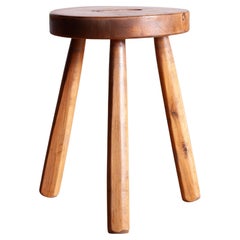 Primitiver Melkschemel im Stil von Olavi Hanninen