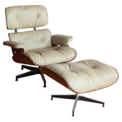 Sillón Eames y otomana de Herman Miller, piel verde salvia, 1963