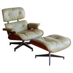 Sillón Eames y otomana de Herman Miller, piel verde salvia, 1963