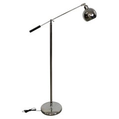 Lámpara de pie ajustable de los años 60, estilo «Mid-Century Modern» y «Space Age», con base cromada tipo «ojo de pez»