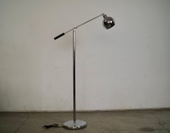 Lámpara de pie ajustable de los años 60, estilo «Mid-Century Modern» y «Space Age», con base cromada tipo «ojo de pez»