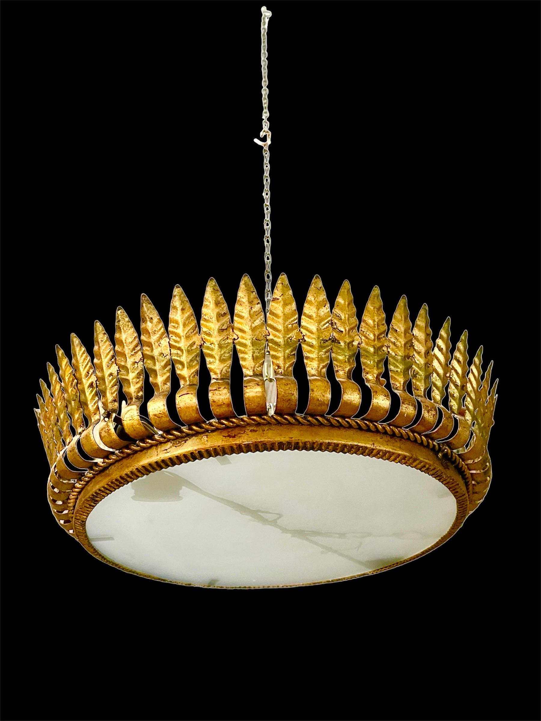 Große spanische Kronleuchter aus vergoldetem Metall und mattiertem Glas, Spanien, 1950er Jahre. Antiker vergoldeter Eisenrahmen oder Pendelleuchte aus der Mitte des Jahrhunderts mit Lorbeerblattmotiven, die einen zentralen Milchglasdiffusor umgeben.