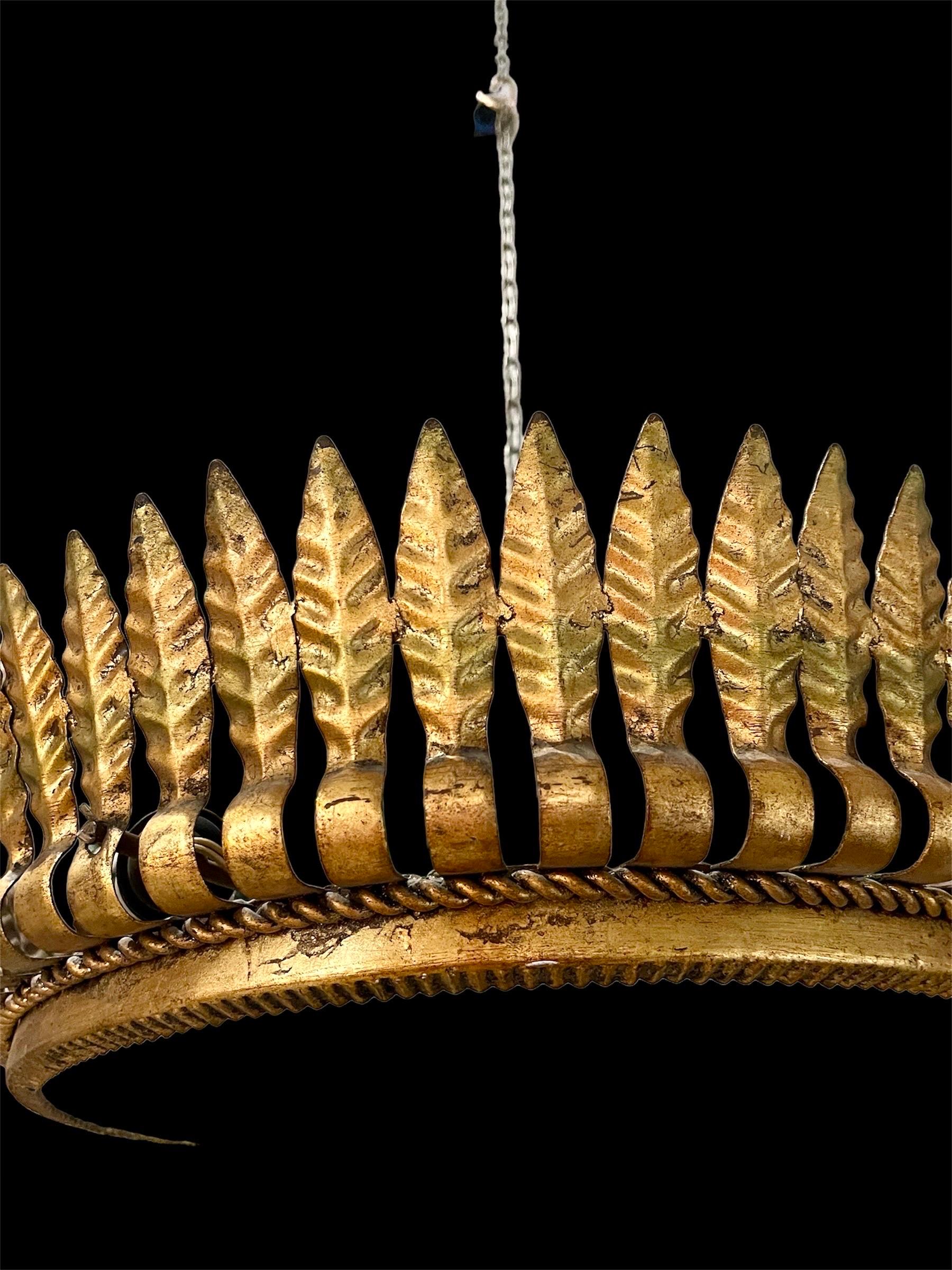 Große spanische Crown Sunburst-Leuchte aus vergoldetem Metall und Mattglas, um 1950 (Mitte des 20. Jahrhunderts) im Angebot