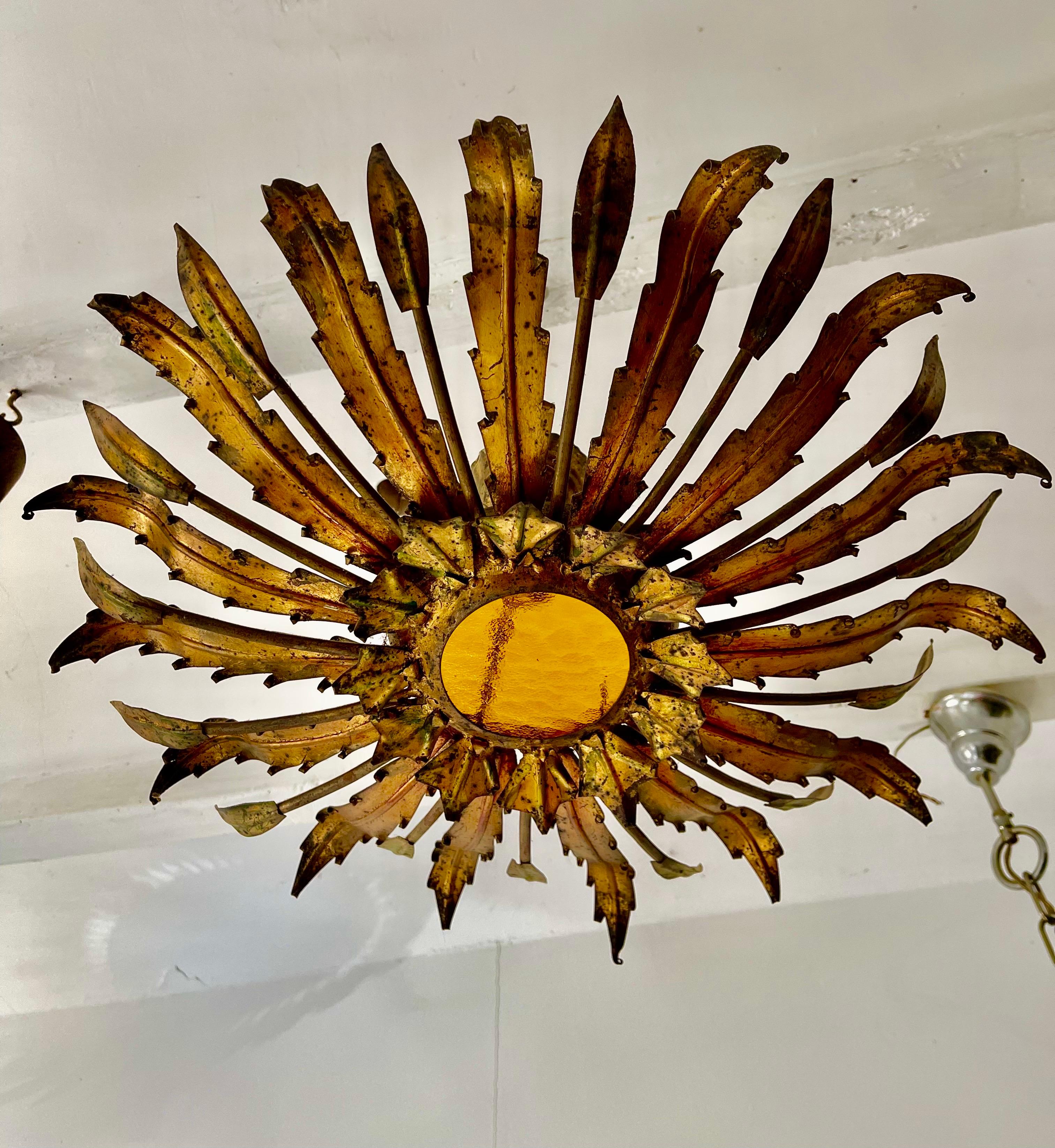 Mid-Century Modern Grand luminaire à couronne espagnole en métal doré et verre dépoli , circa 1950 en vente