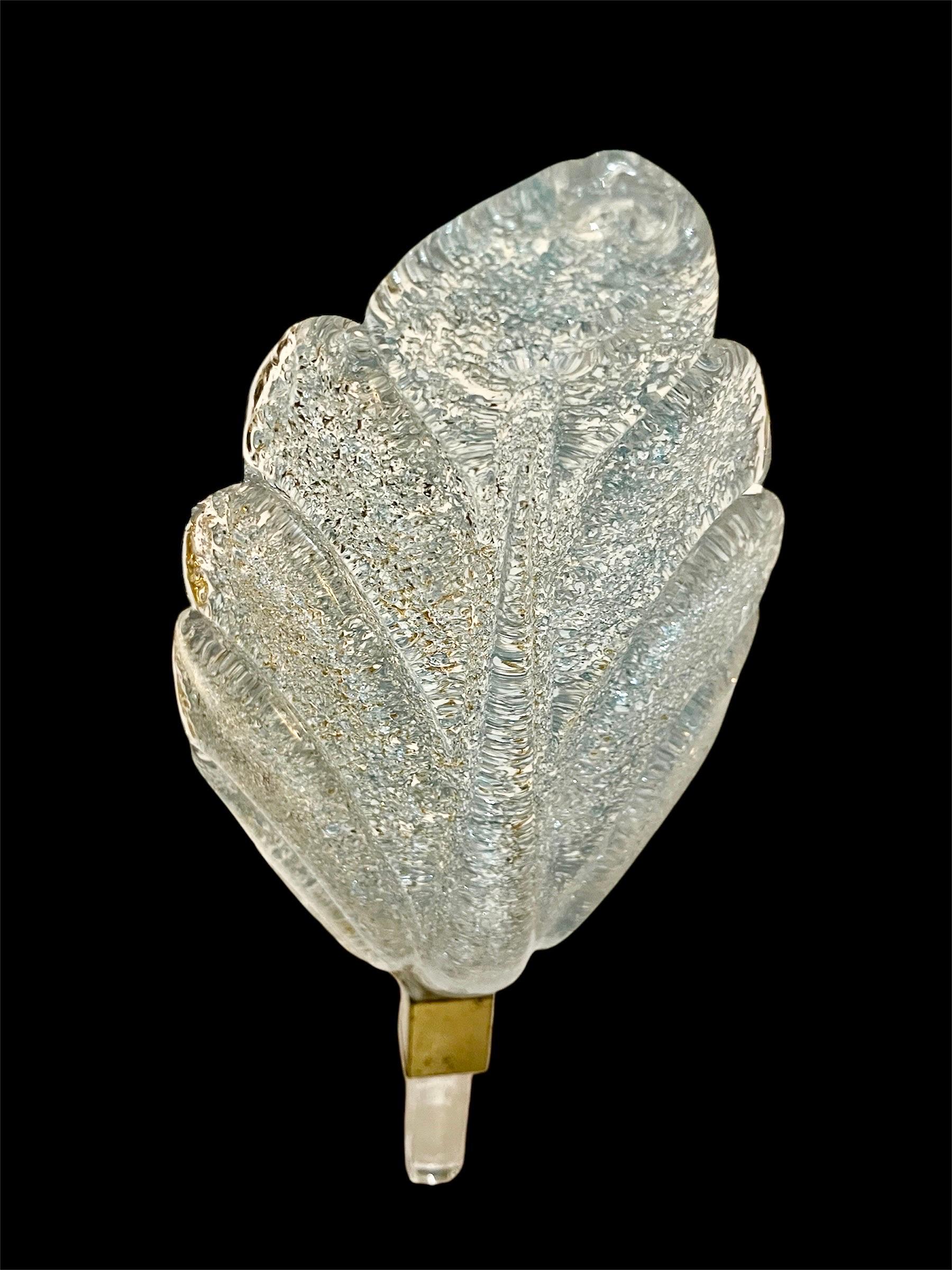 Barovier&Toso 

Wunderschöne Barovier & Toso Wandleuchte aus blauem Frostglas Murano mit Metallstruktur aus Messing

Das Design und die Qualität des Glases machen aus diesem Stück das Beste des italienischen Designs.

Diese Kunstgläser zeigen das