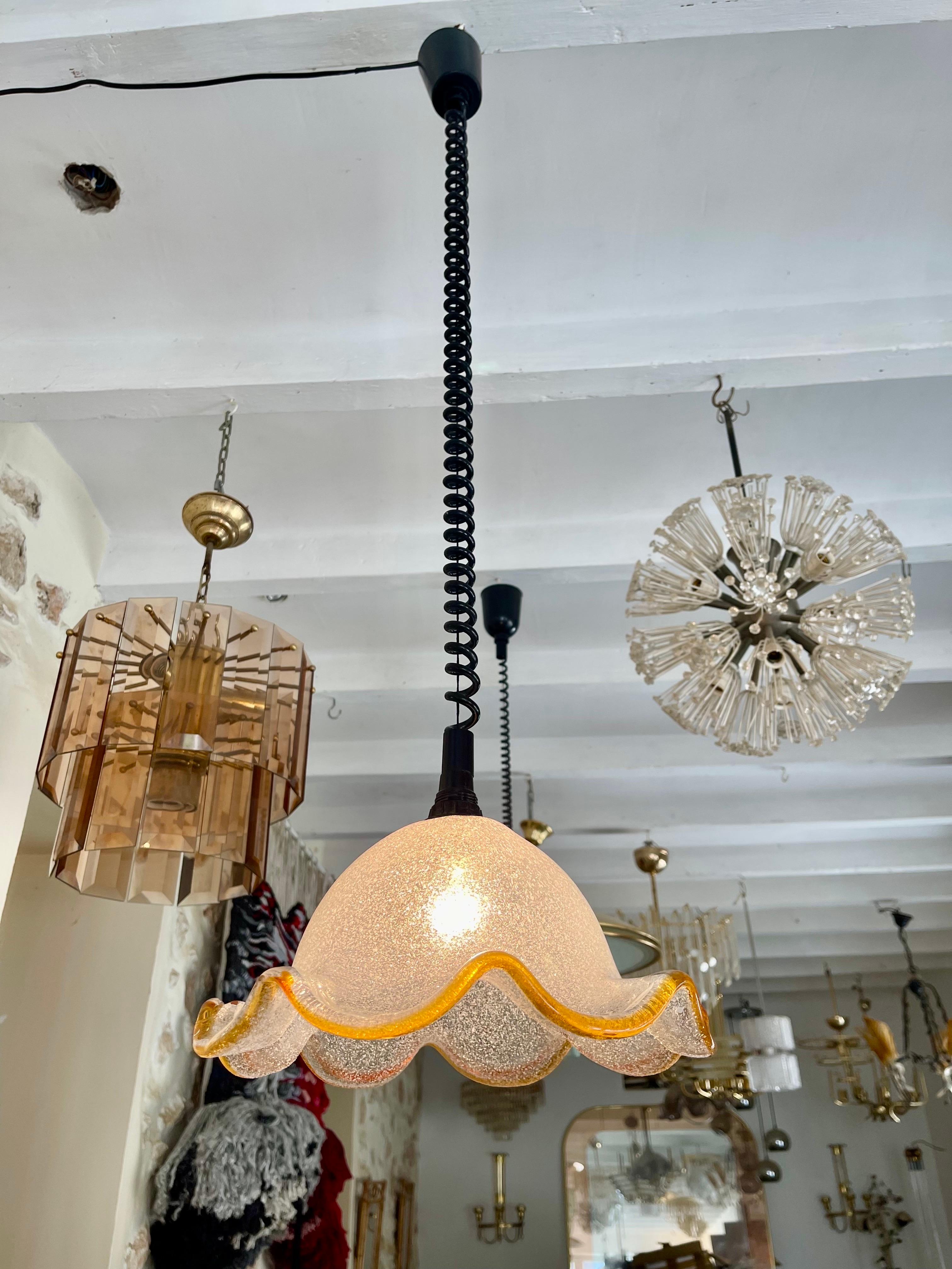 Excepcional colgante Mazzega, bicolor de cristal de Murano con estructura. El diseño y la calidad del cristal hacen de esta pieza lo mejor del diseño italiano. Este singular globo Mazzega de cristal de Murano es excepcional.

 Estas piezas de