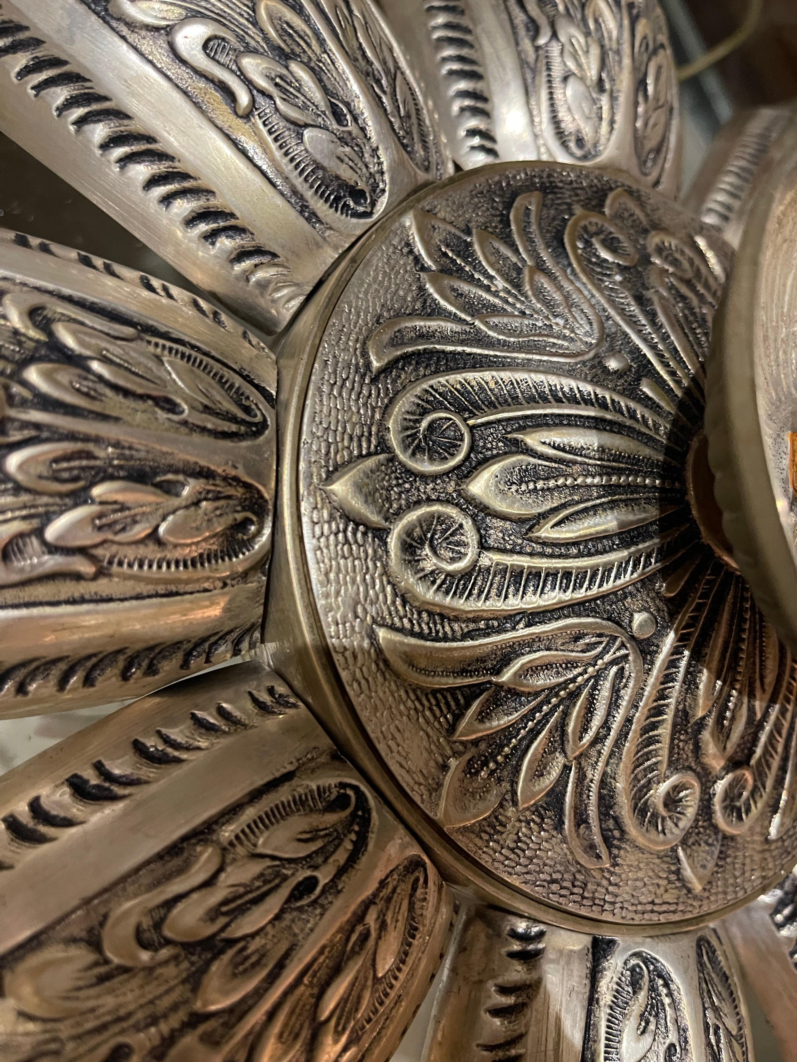 Metà XX secolo Montatura da incasso art déco francese in bronzo e vetro opalino, Francia 1935 in vendita