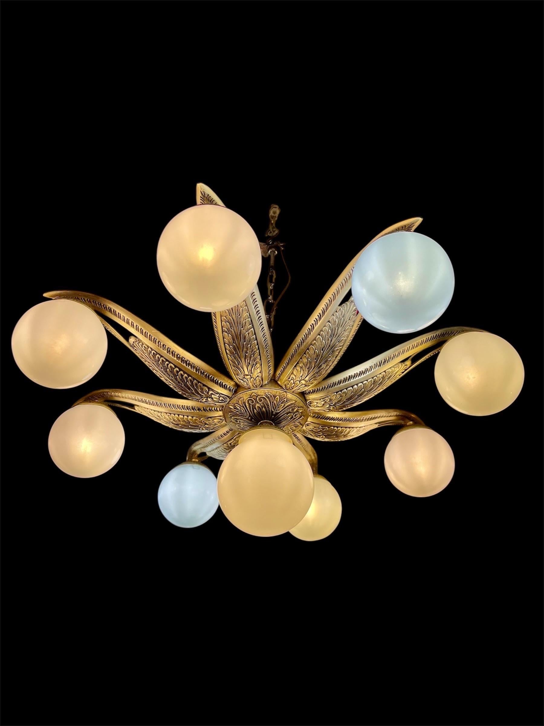 Plafoniera Art Déco a forma di fiore o di sole, in bronzo inciso e fuso, con vetro lattimo opalino. Francia, anni '30. Questa plafoniera presenta un motivo floreale o solare stilizzato. Al centro c'è un bellissimo globo di vetro opalino che diffonde
