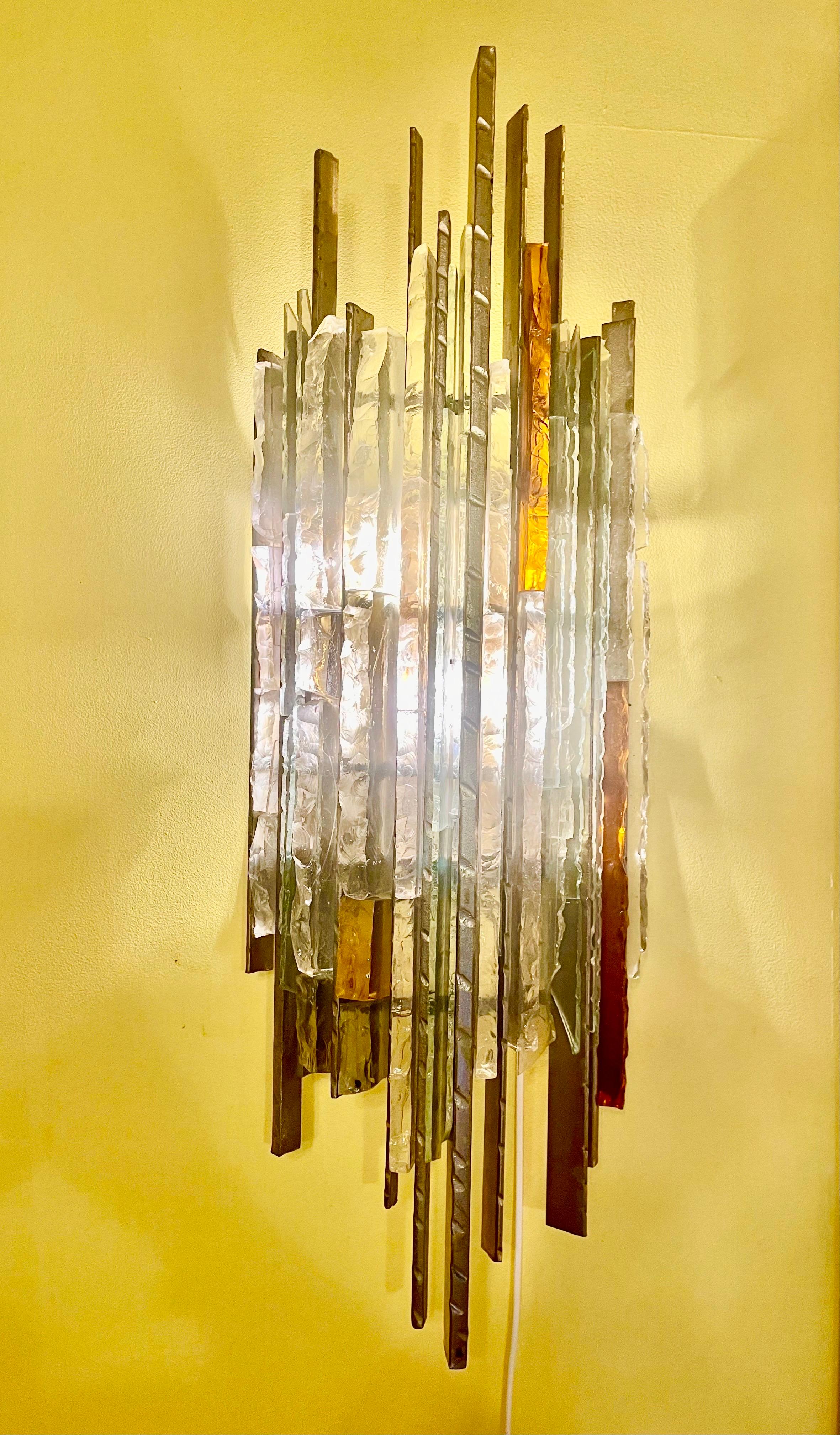 Außergewöhnliche Biancardi & Jordan Wandbeleuchtung übergroßen Glas Murano mit Metallstruktur . Das Design und die Qualität des Glases machen aus diesem Stück das Beste des italienischen Designs.
Diese einzigartige Biancardi &Jordan Wandleuchte von