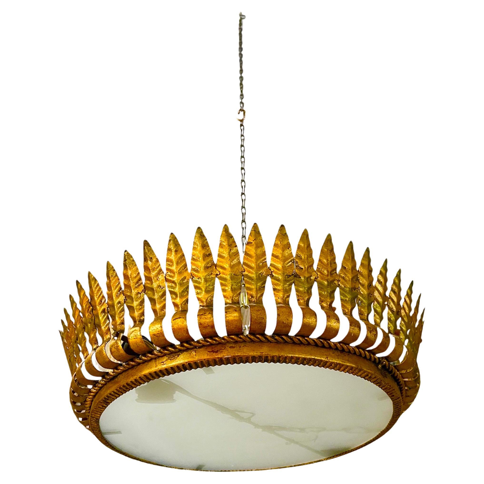 Große spanische Crown Sunburst-Leuchte aus vergoldetem Metall und Mattglas, um 1950